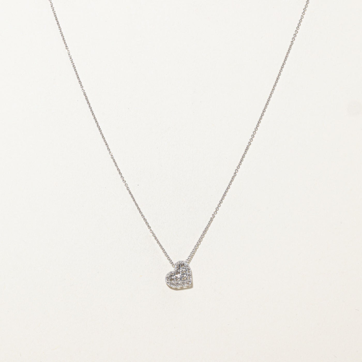 Collier pendentif cœur texturé en or blanc 18 carats « Birks » | 45,7 cm