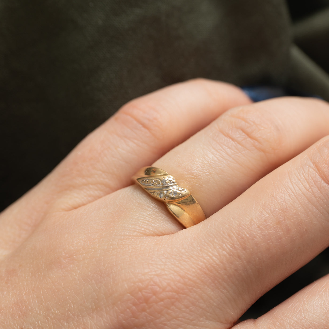 10K Diamond Textured Wave Band | SZ 5.25