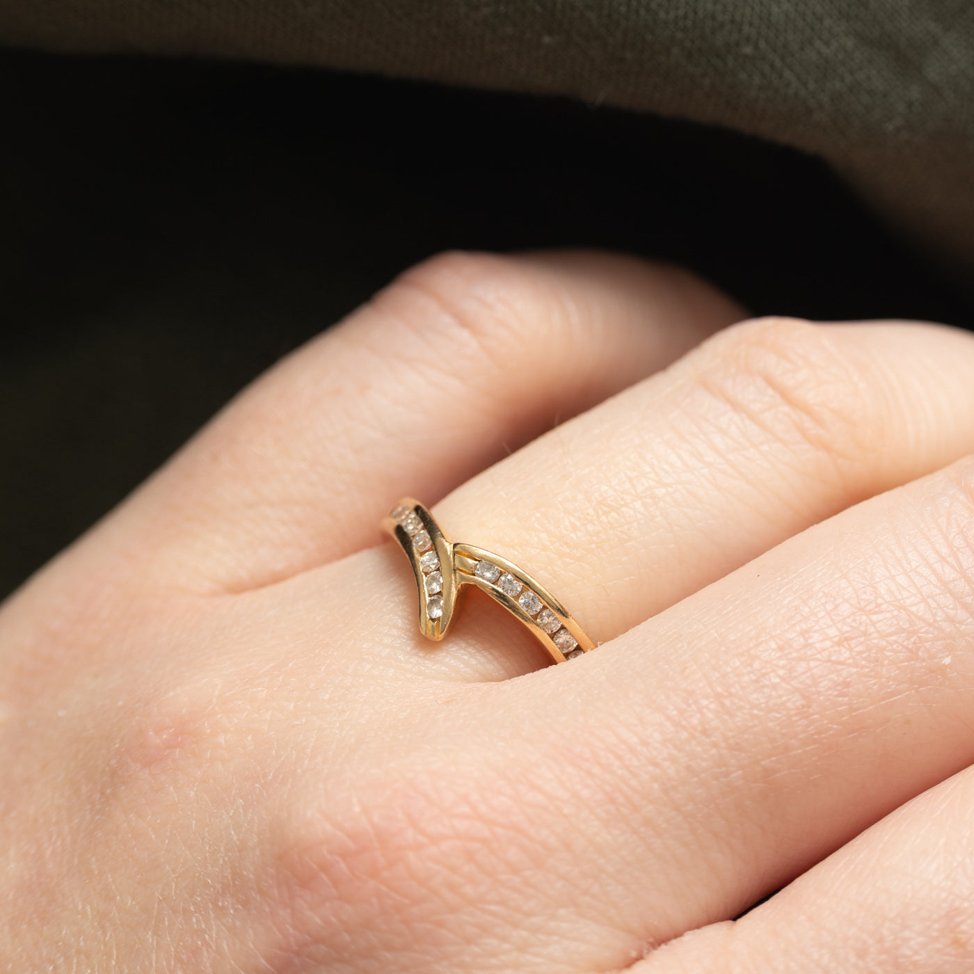 Bague chevron sertie de diamants en or 14 carats | 0,18 ct | Taille 6,25