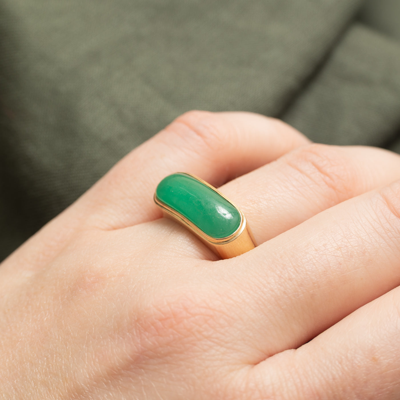 Bague en jade cabochon est-ouest 14 carats | 3,30 ct | Taille 8,75