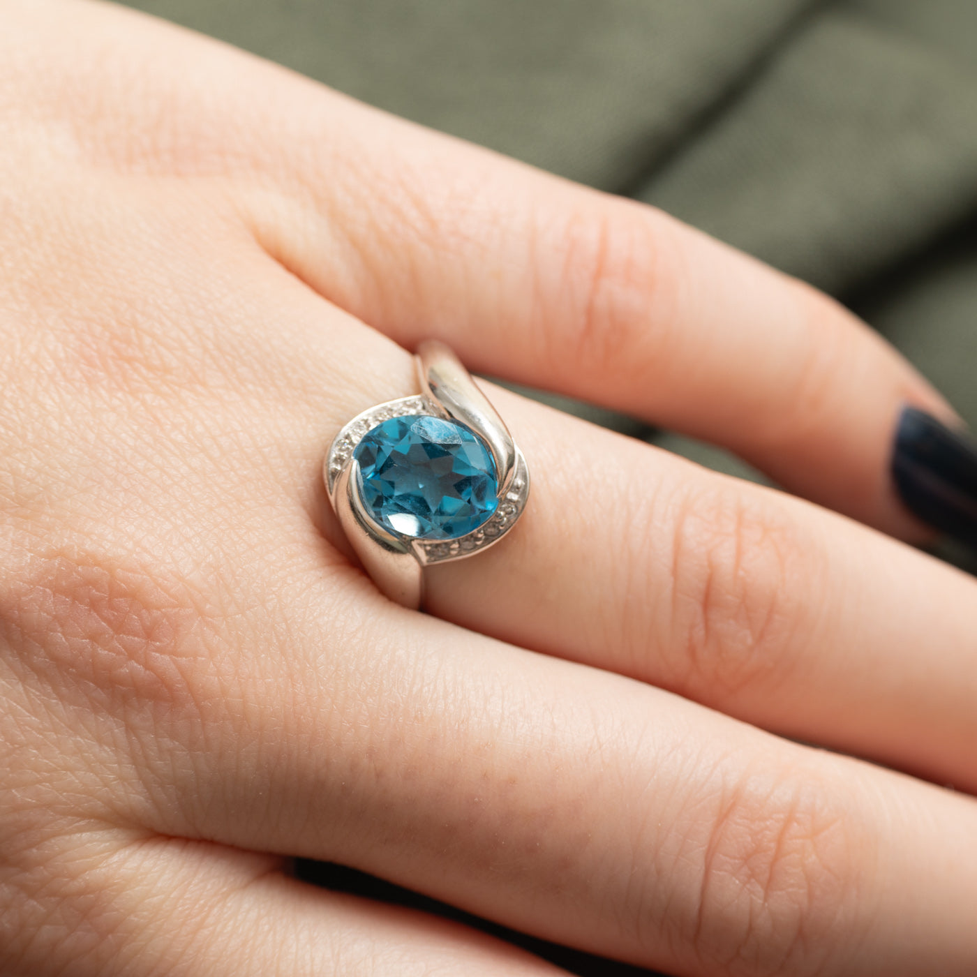 Bague sertie de topazes bleues et de diamants en or 18 carats | 3,00 ct, 0,50 ct au total | Taille 6,5