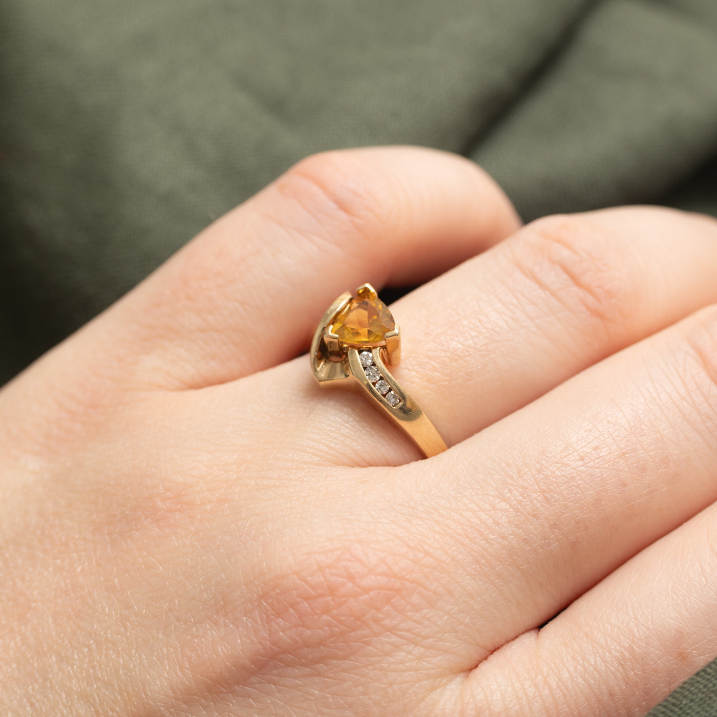 Bague abstraite en or 10 carats, citrine taille trillion et diamants | 0,60 ct, 0,03 ct au total | Taille 8,75