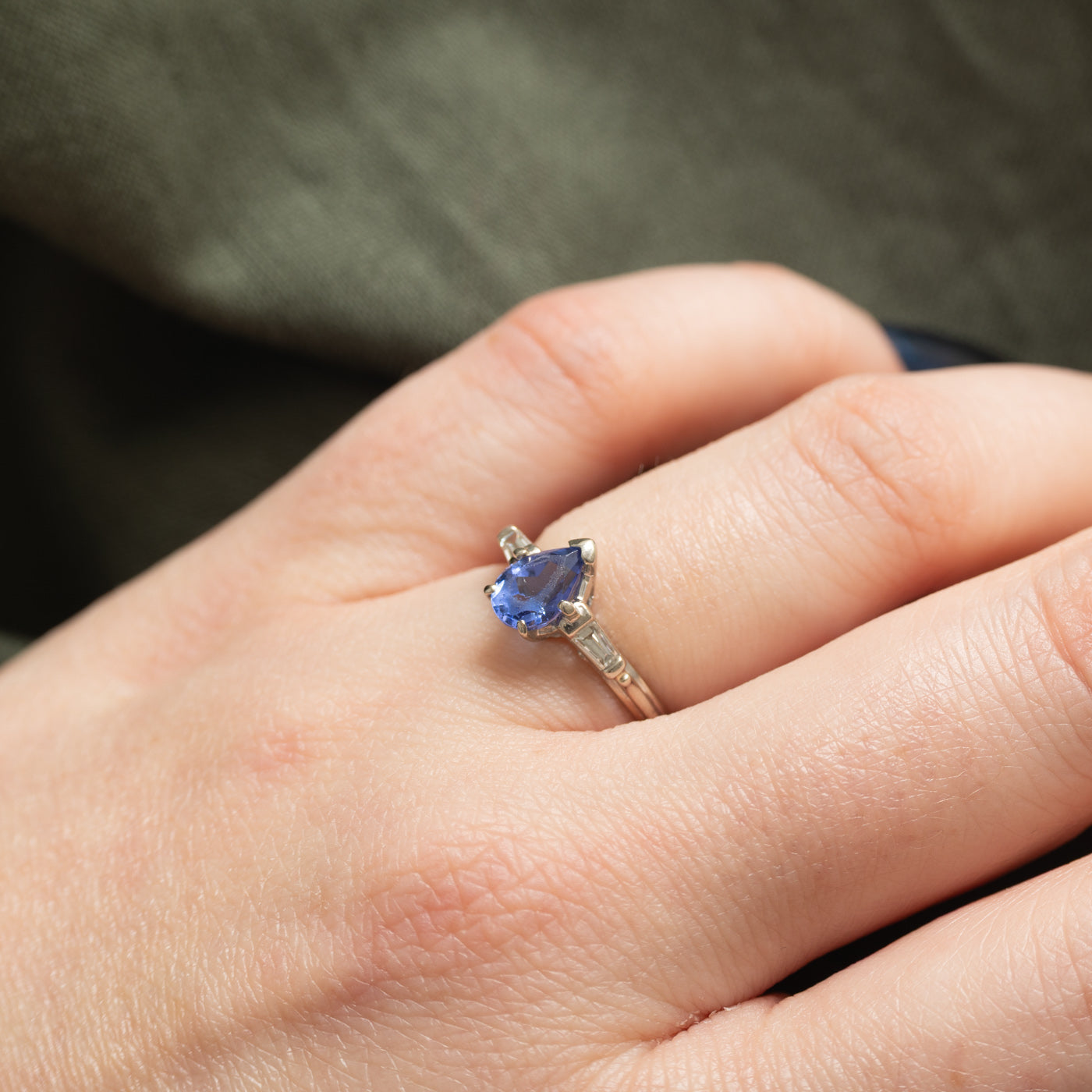 Bague en or 14 carats ornée d'une tanzanite taille poire et de diamants | 0,75 ct, 0,12 ct au total | Taille 4,75