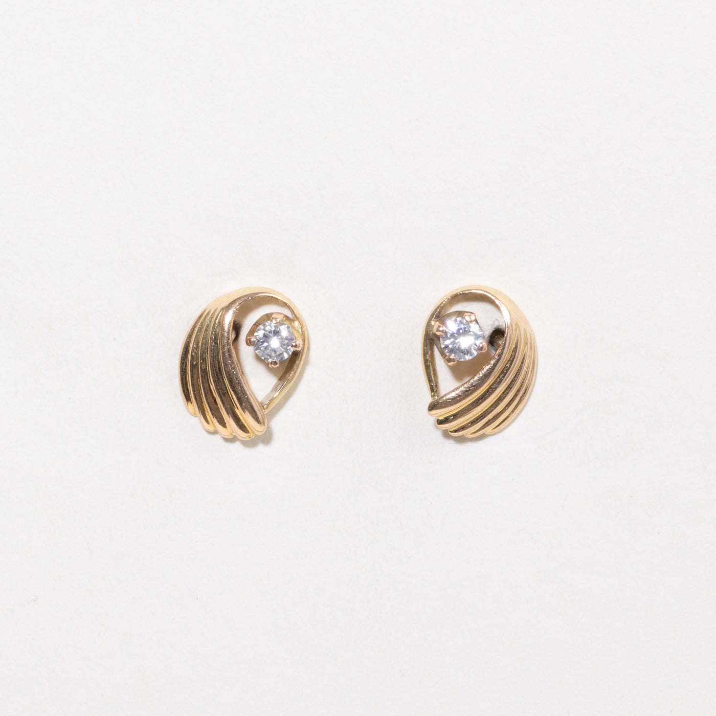 18k Diamond Grooved Looped Stud Earrings | 0.25ctw