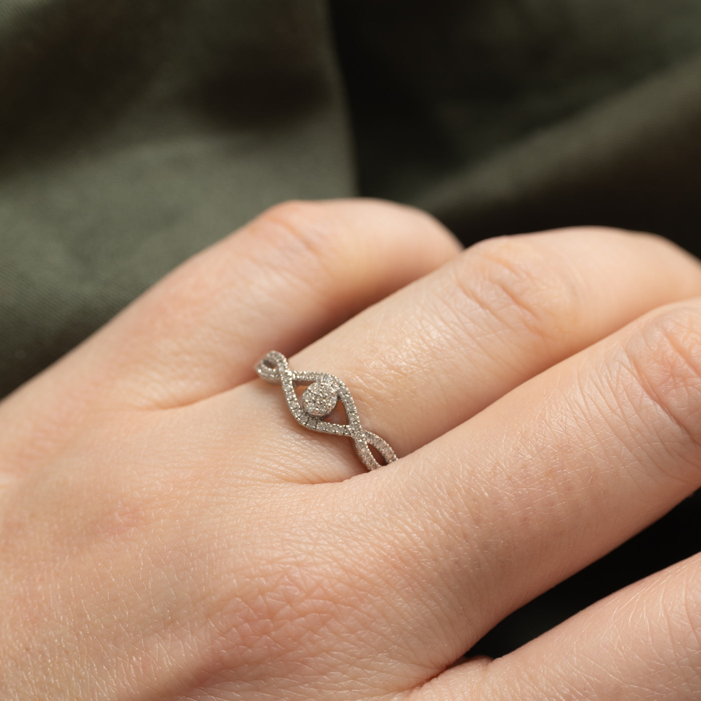 14K Diamond Circle Cluster Double Cross Over Ring | SZ 7.25