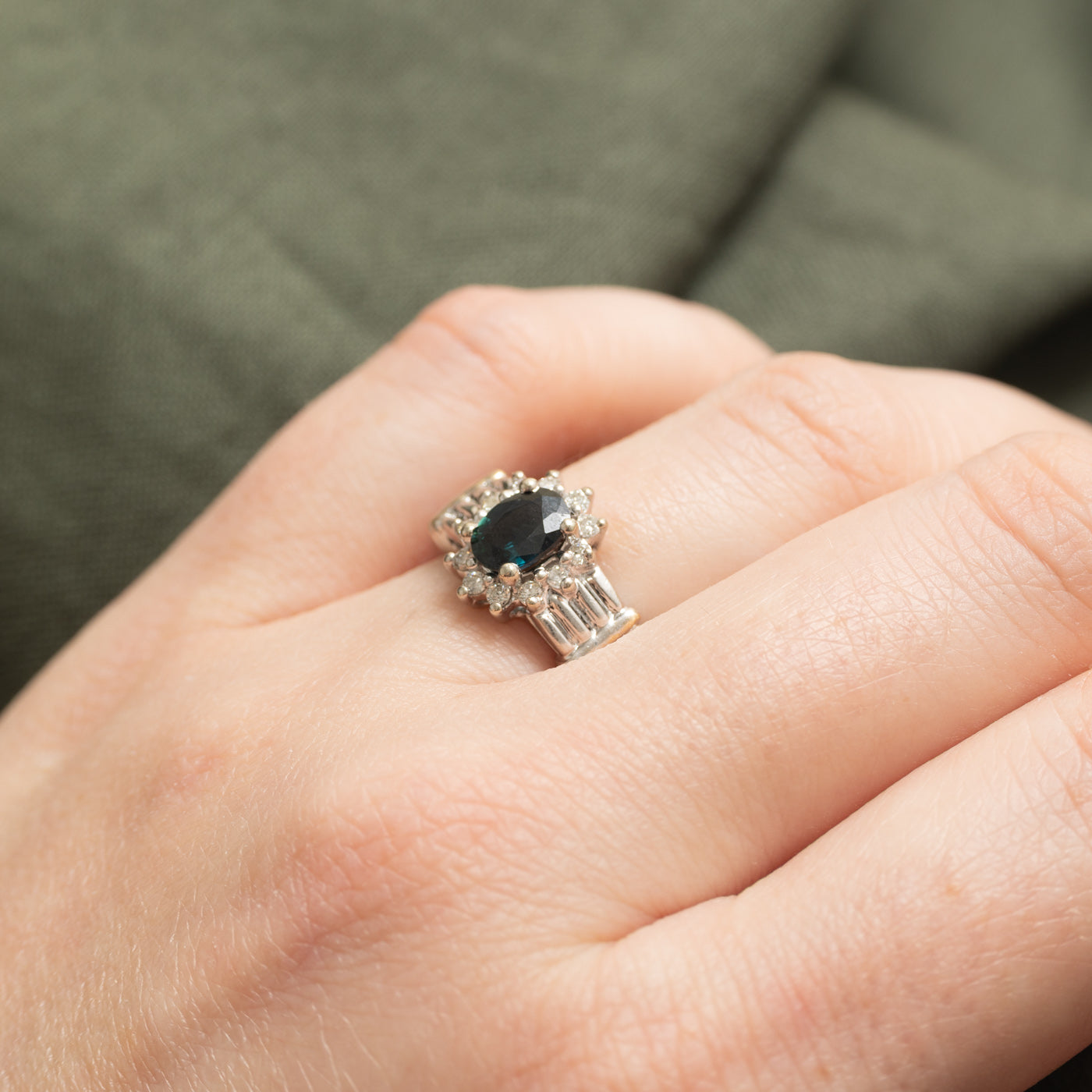 Bague halo pétale en or 14 carats sertie d'un saphir ovale et de diamants | 0,75 ct, 0,24 ct au total | Taille 6,0