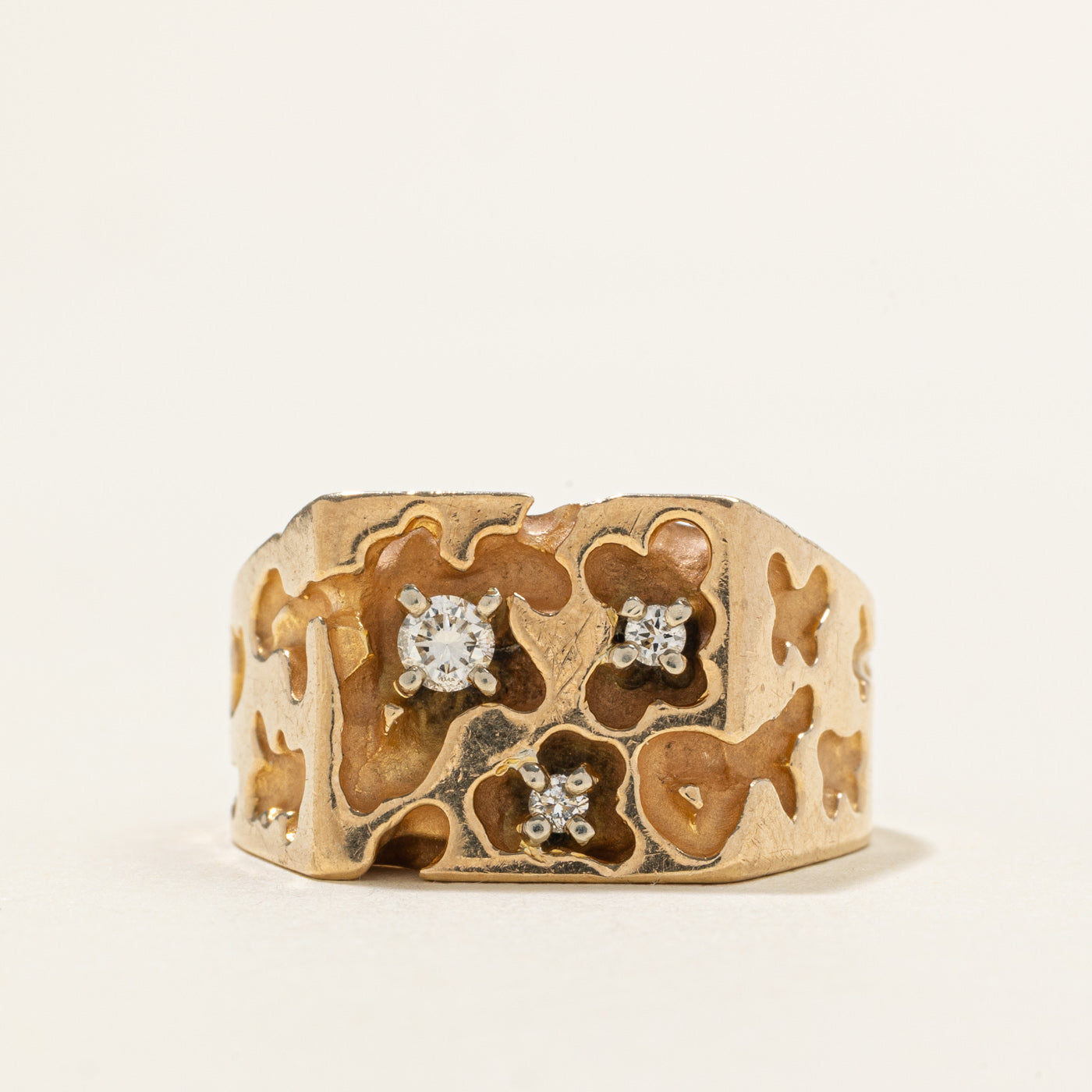 Bague chevalière texturée en or 10 carats sertie de diamants | 0,13 ct au total | Taille 9,0