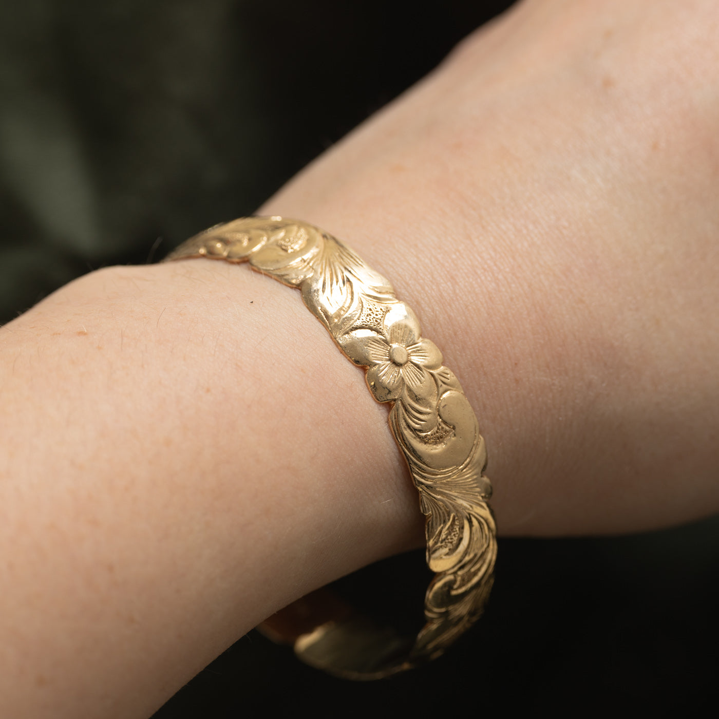 Bracelet jonc en or jaune 14 carats à motif floral gravé | 18 cm