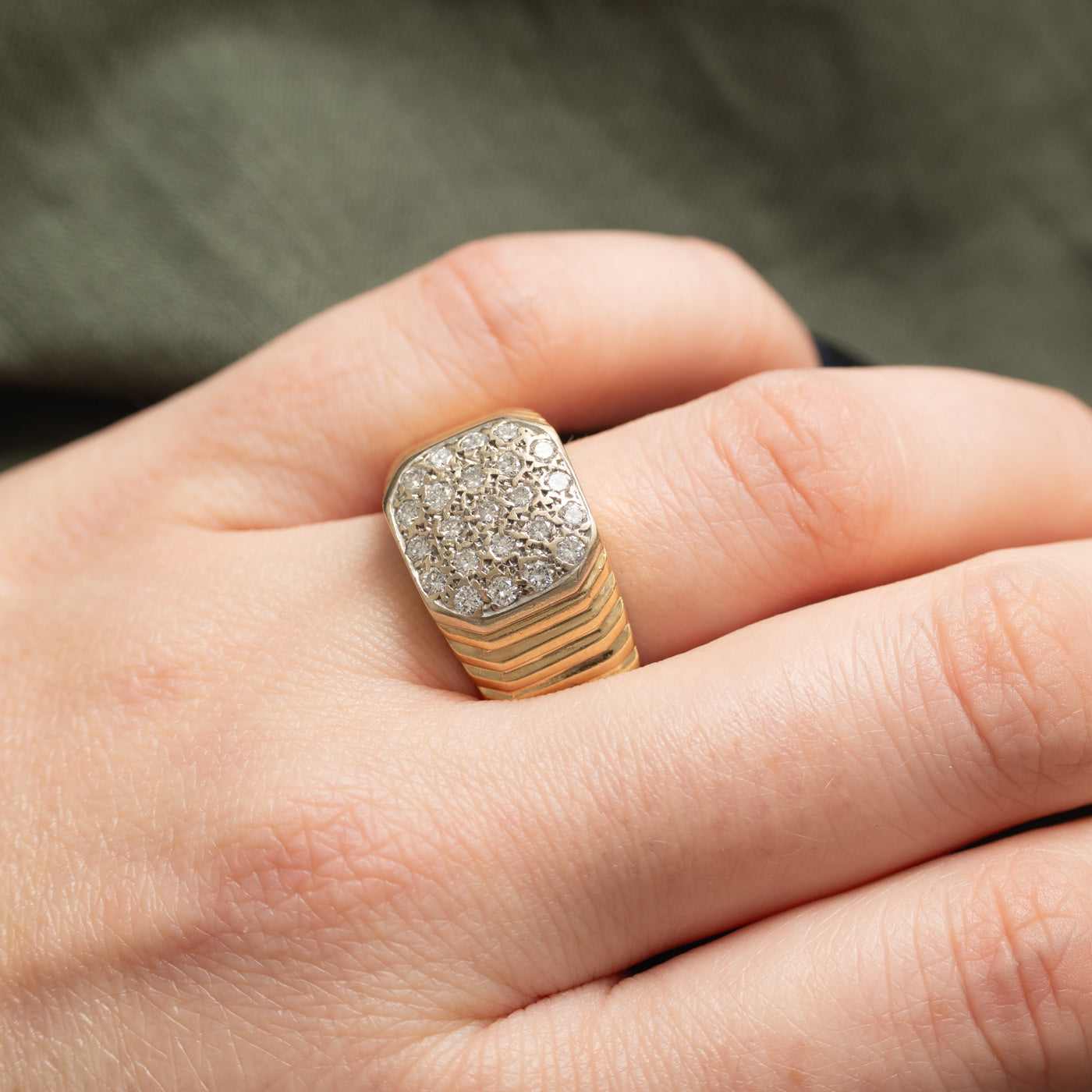 Bague chevalière rainurée en or 14 carats sertie de diamants | 0,46 ct au total | Taille 9,5