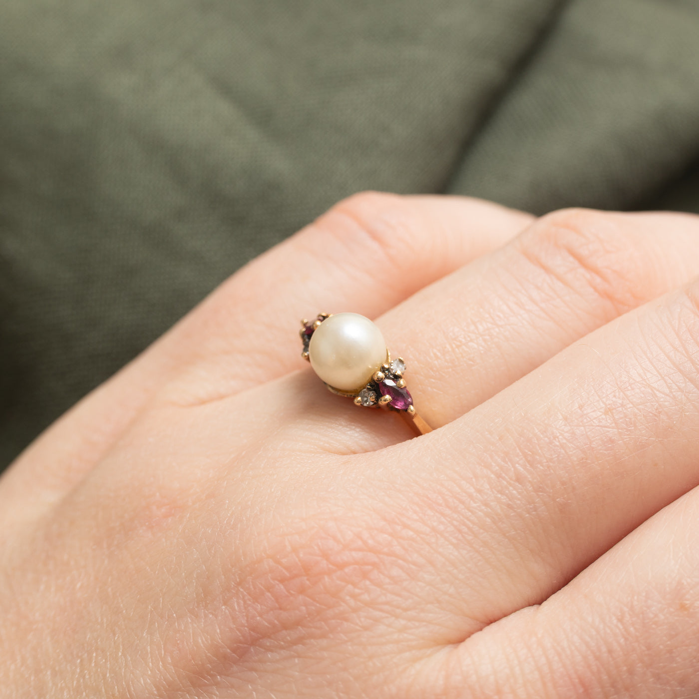 Bague en or 10 carats ornée de perles, rubis et diamants | 0,16 ct au total, 0,08 ct au total | Taille 5,75