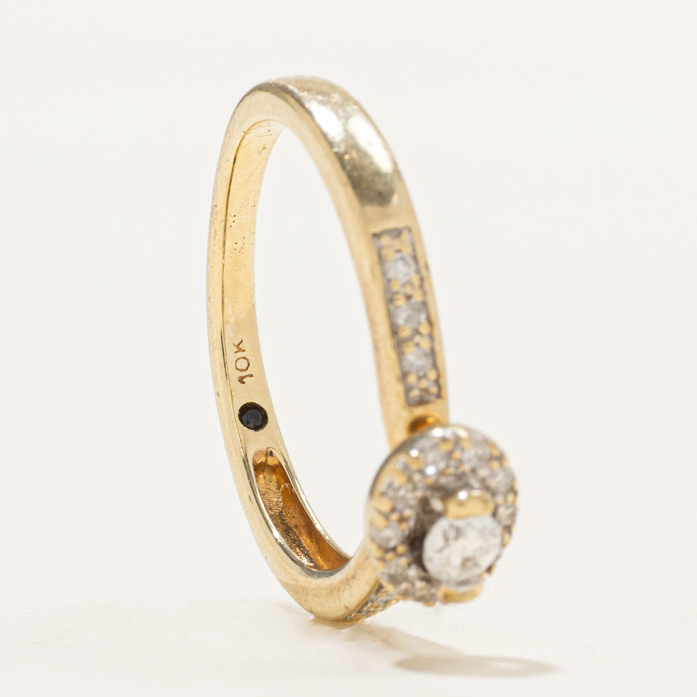 Bague halo saphir blanc et diamants en or 10 carats | 0,01 ct, 0,10 ct au total | Taille 4,5