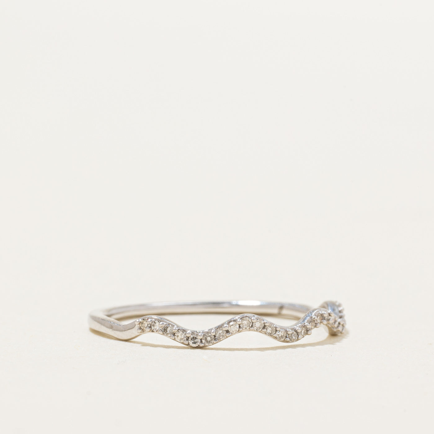 Alliance demi-éternité en or 10 carats sertie de diamants | Taille 6,75