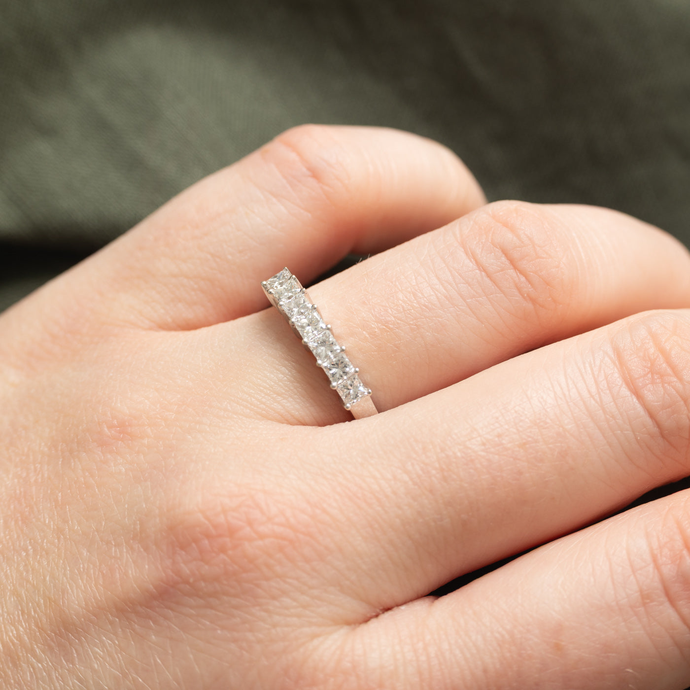 Bague en or 18 carats sertie de sept diamants taille princesse | 0,75 ct au total | Taille 7,5