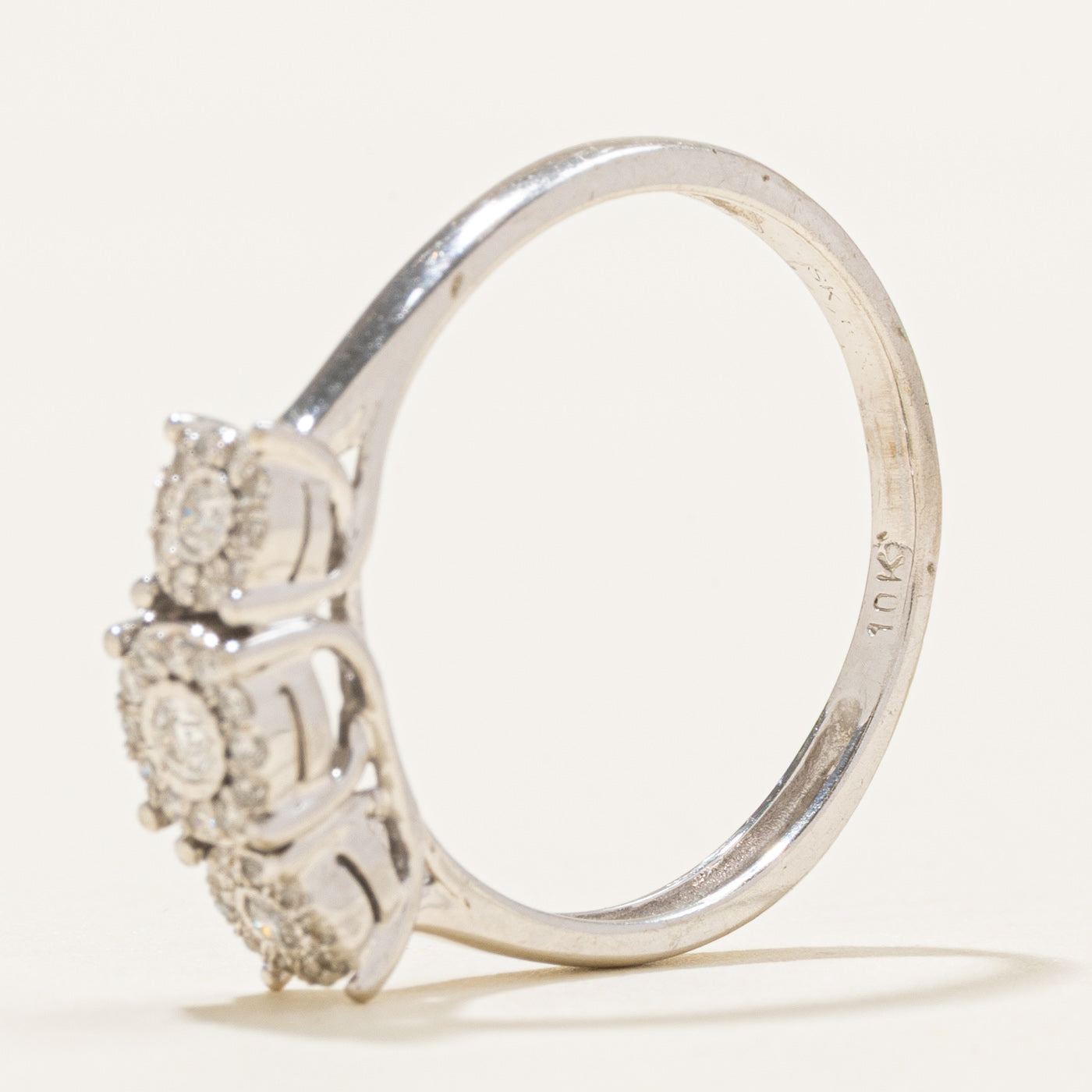 Bague en or blanc 10 carats sertie de plusieurs diamants en halo | 0,13 ct au total | Taille 8,75