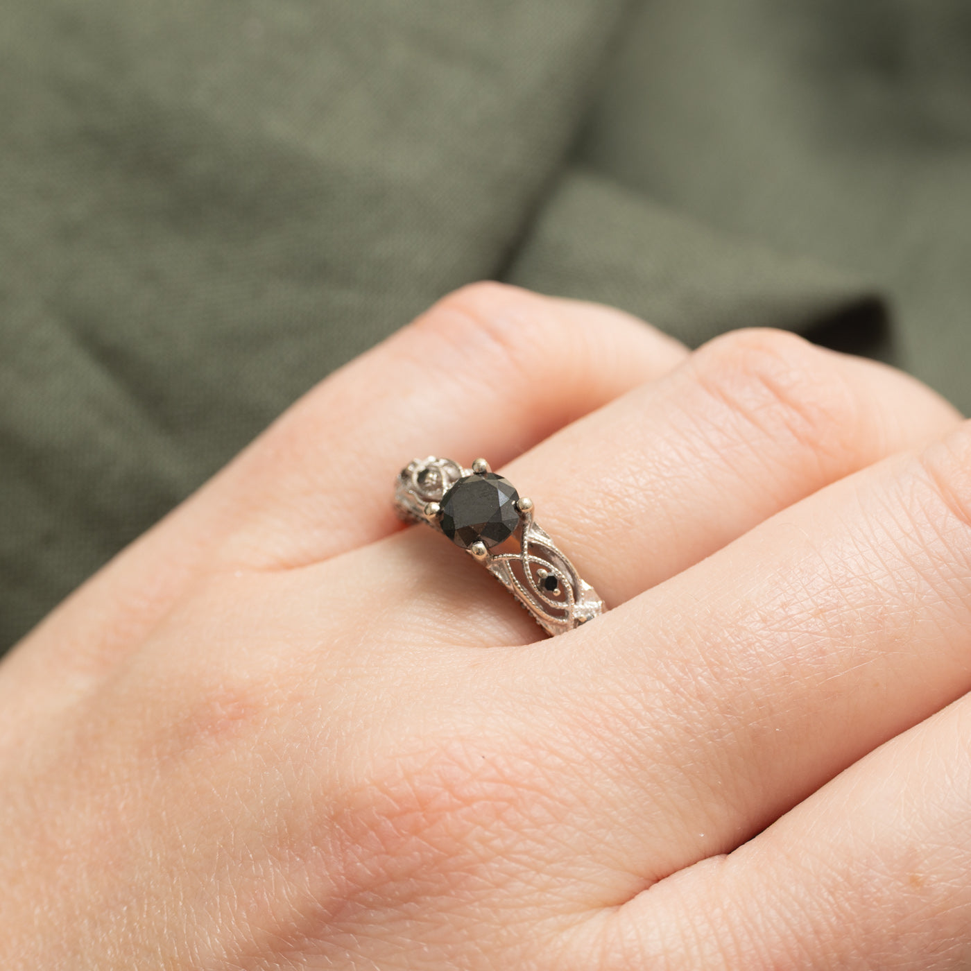 Bague ornée de diamants noirs en or blanc 10 carats | 0,91 ct | Taille 7,5