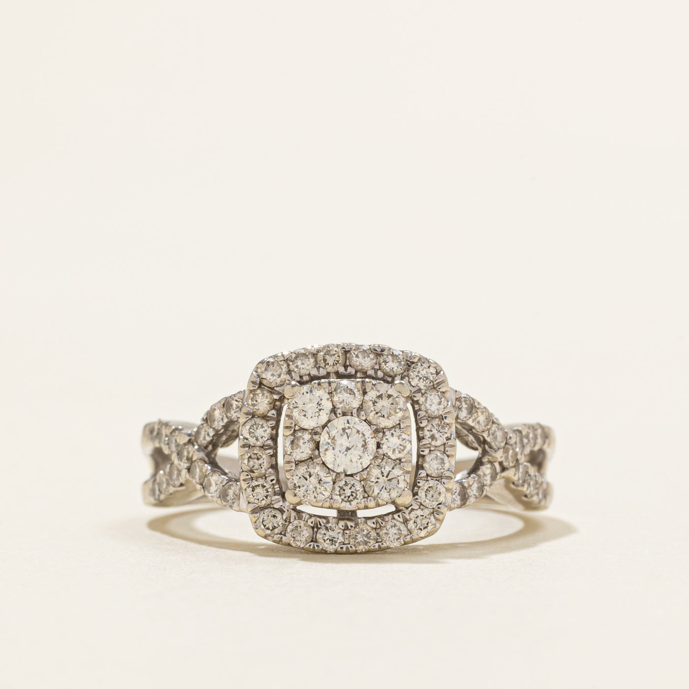 Bague halo en or 10 carats sertie de diamants (0,60 ct au total) | Taille 7,75