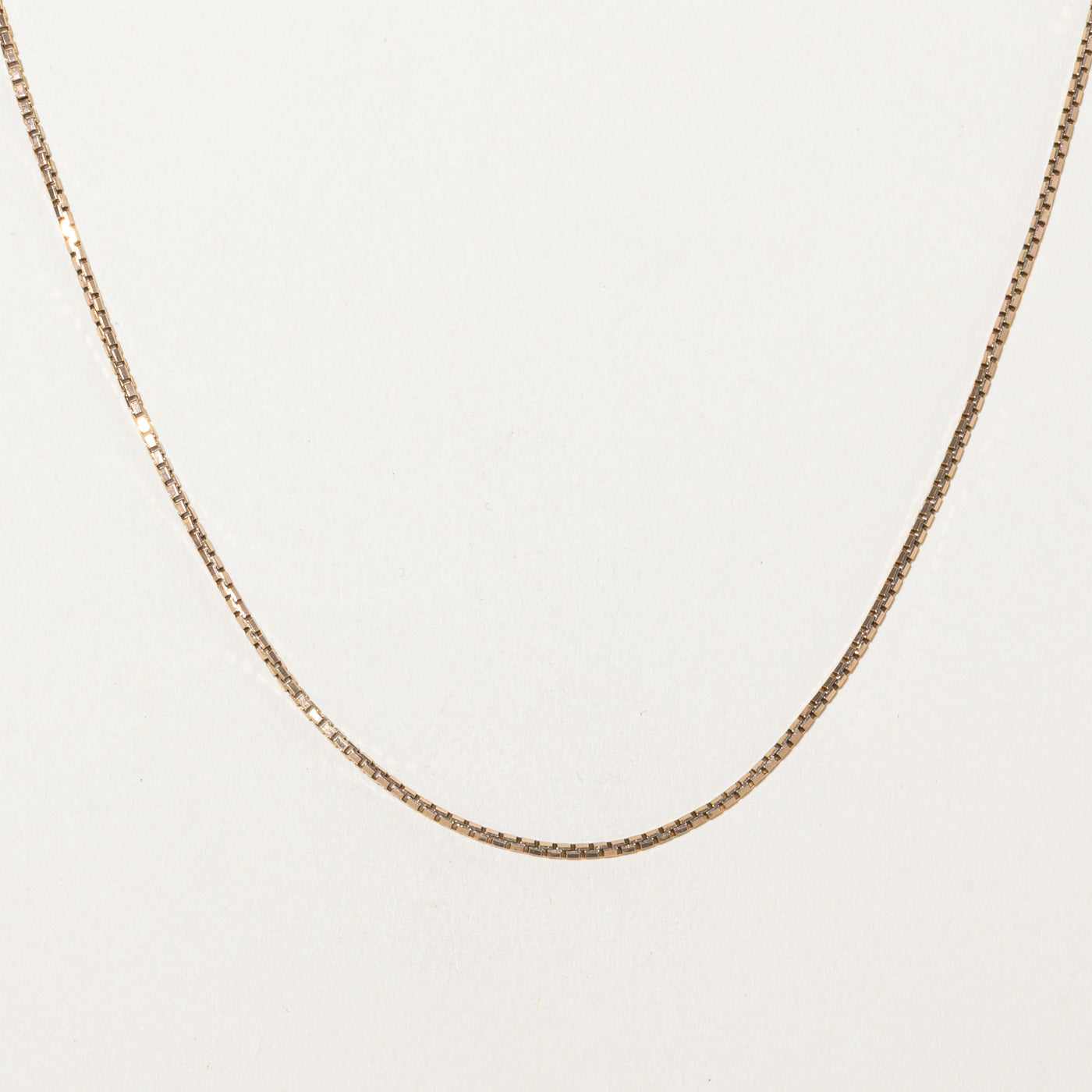 Chaîne à maillons carrés en or jaune 9 carats, Londres, 1978 | 40,6 cm
