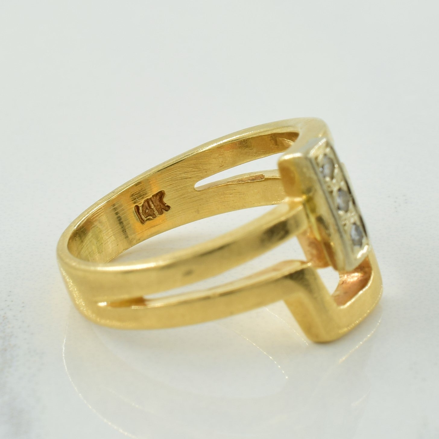 Vertical Diamond Ring | 0.05ctw | SZ 3.25 |
