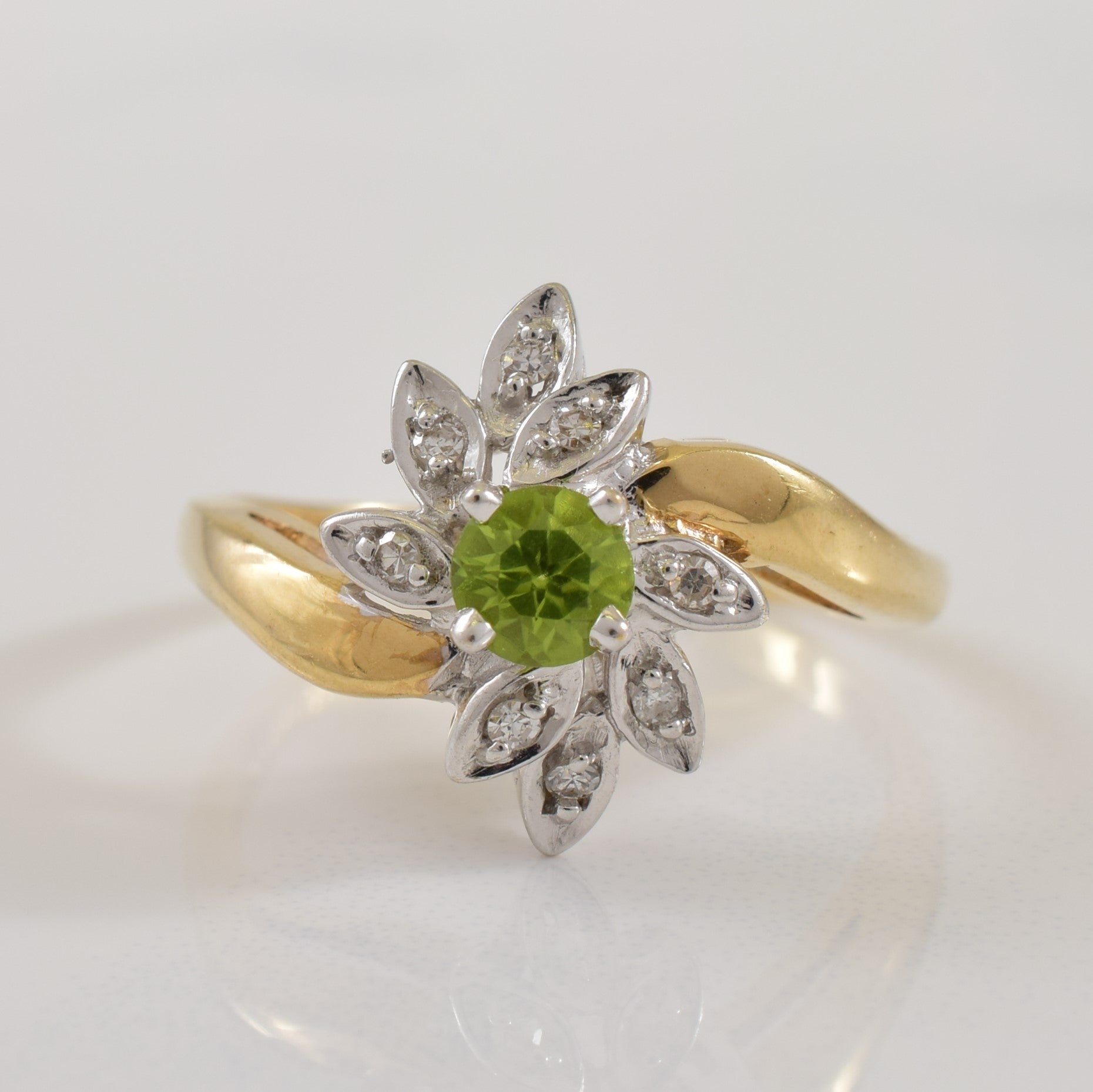 Bague contournée péridot et diamant | 0,25 ct, 0,04 ct au total | Taille 6,5 | 