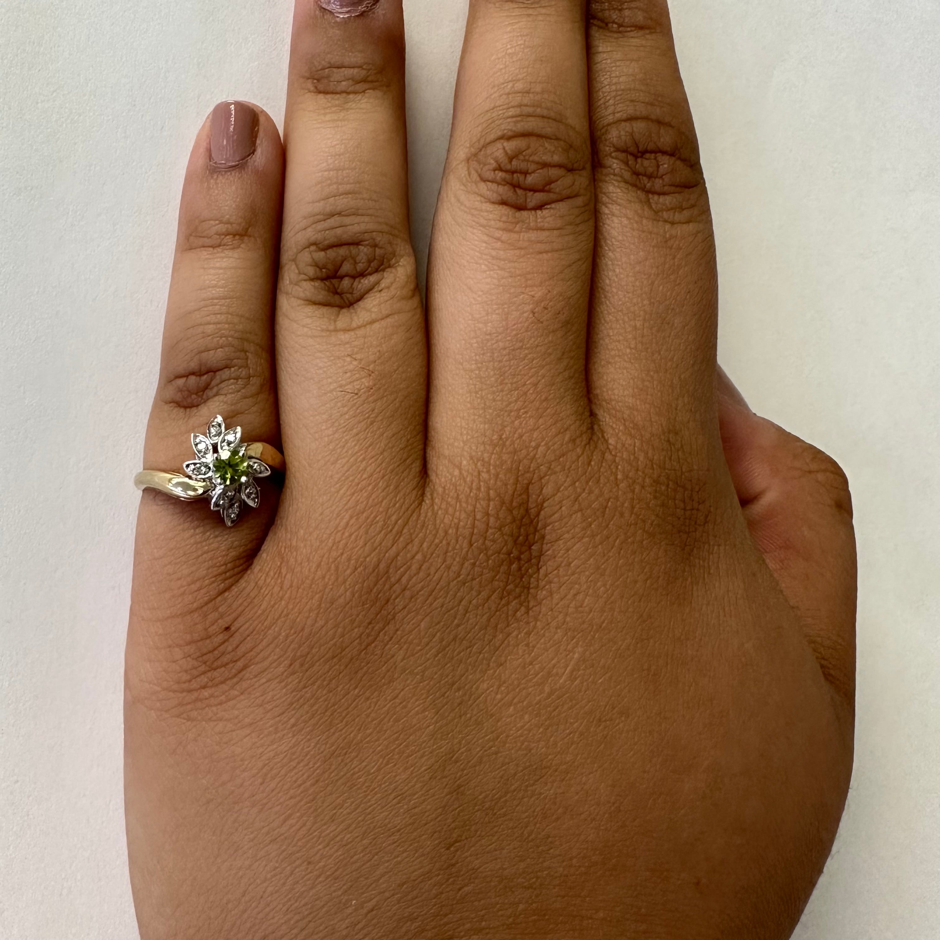 Bague contournée péridot et diamant | 0,25 ct, 0,04 ct au total | Taille 6,5 | 