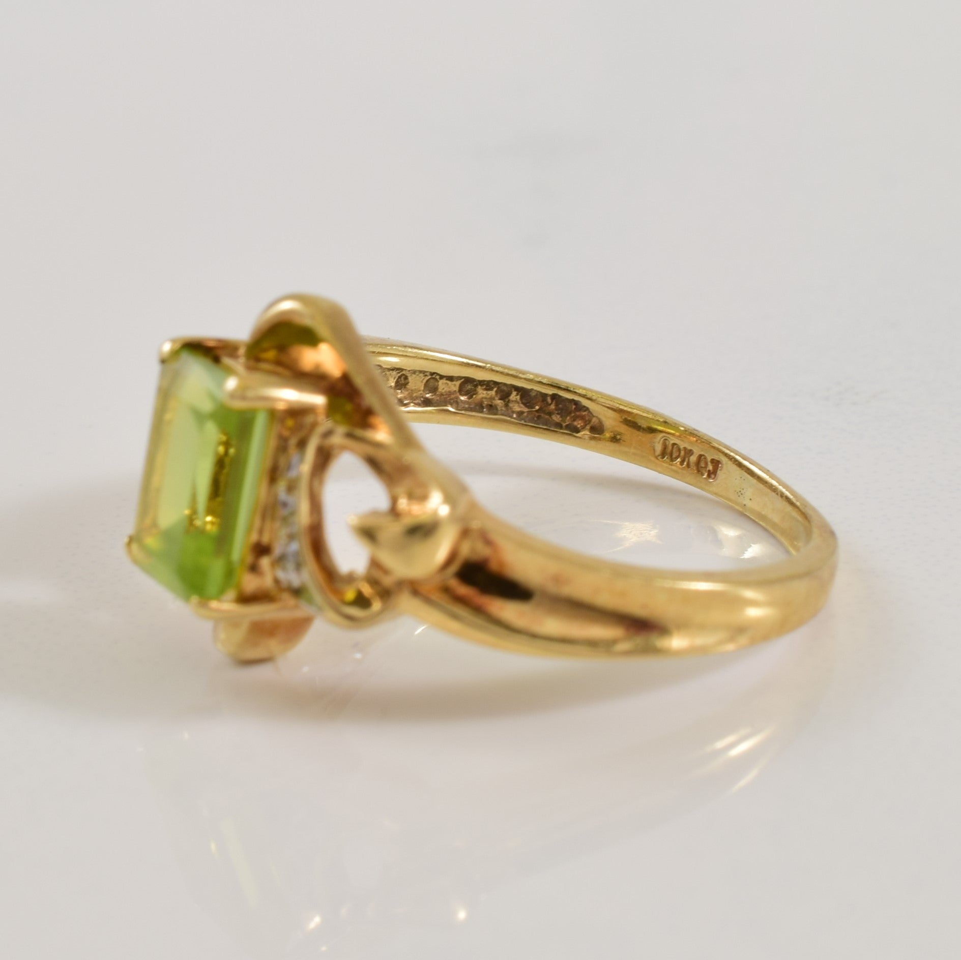 Bague contournée péridot et diamant | 1,00 ct, 0,01 ct au total | Taille 6,25 | 