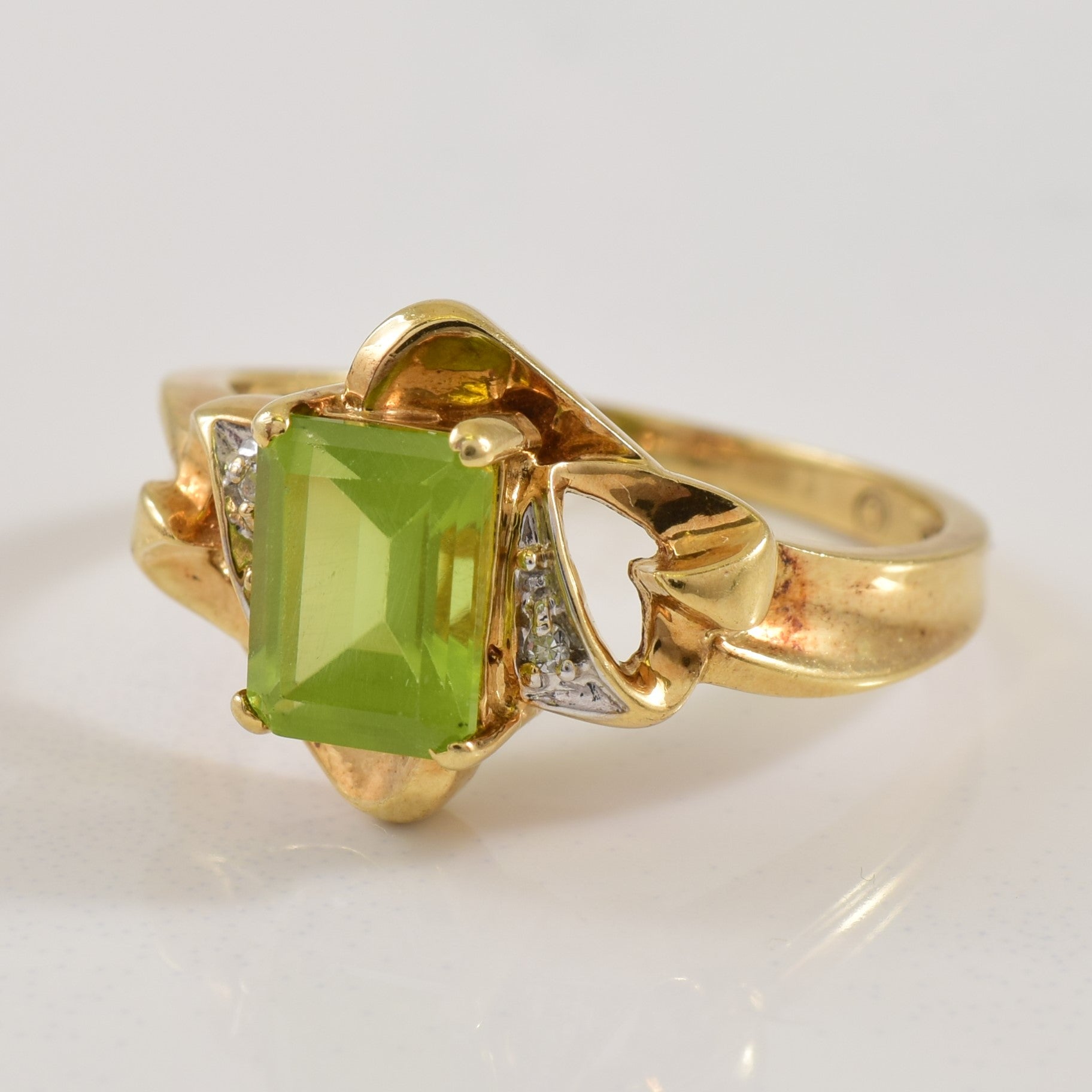 Bague contournée péridot et diamant | 1,00 ct, 0,01 ct au total | Taille 6,25 | 