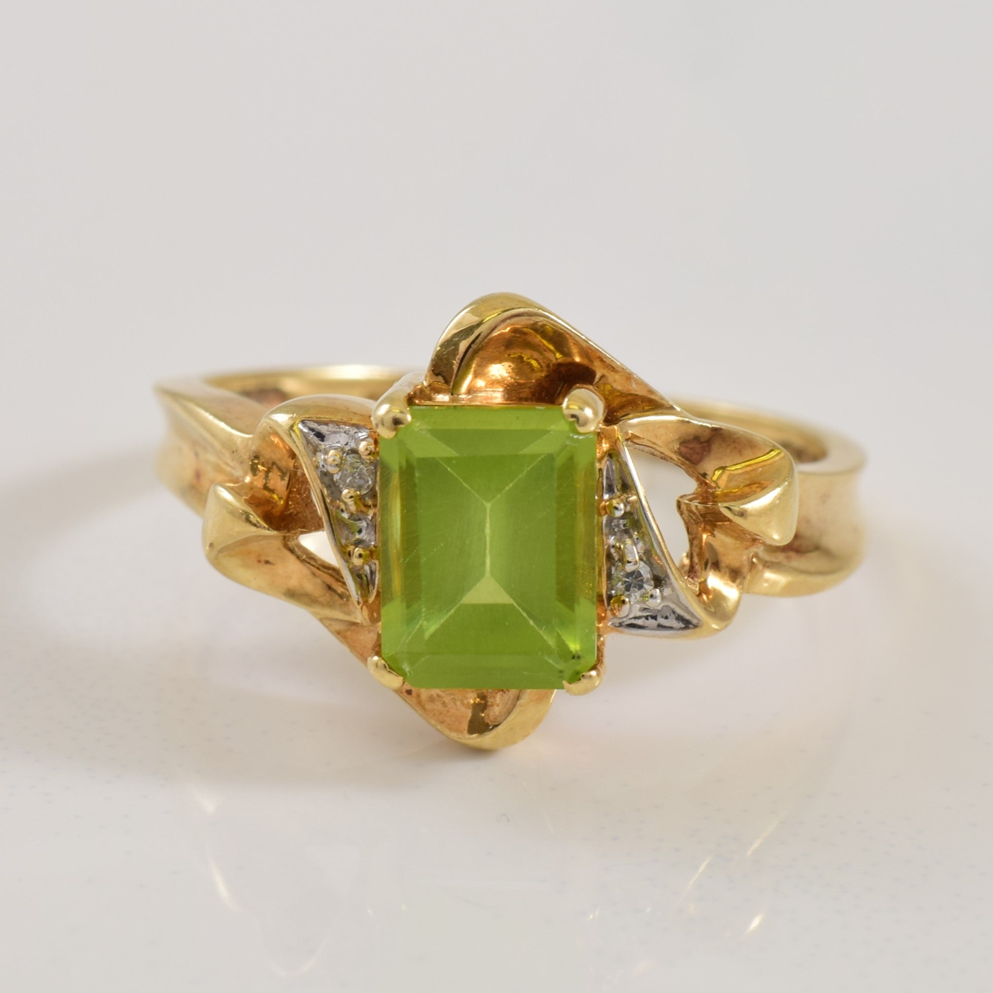 Bague contournée péridot et diamant | 1,00 ct, 0,01 ct au total | Taille 6,25 | 