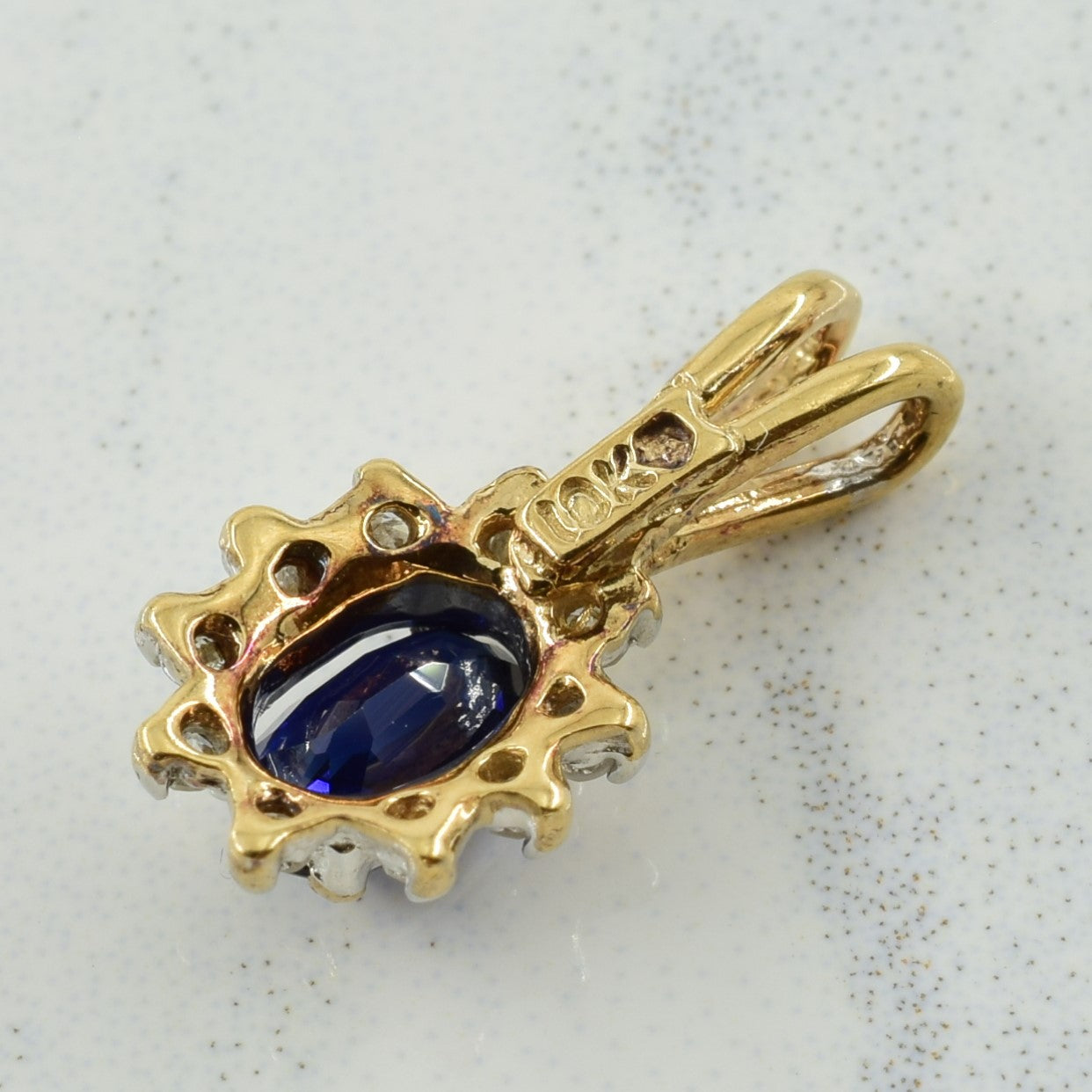 Pendentif saphir bleu et diamants | 0,26 ct, 0,05 ct au total | 