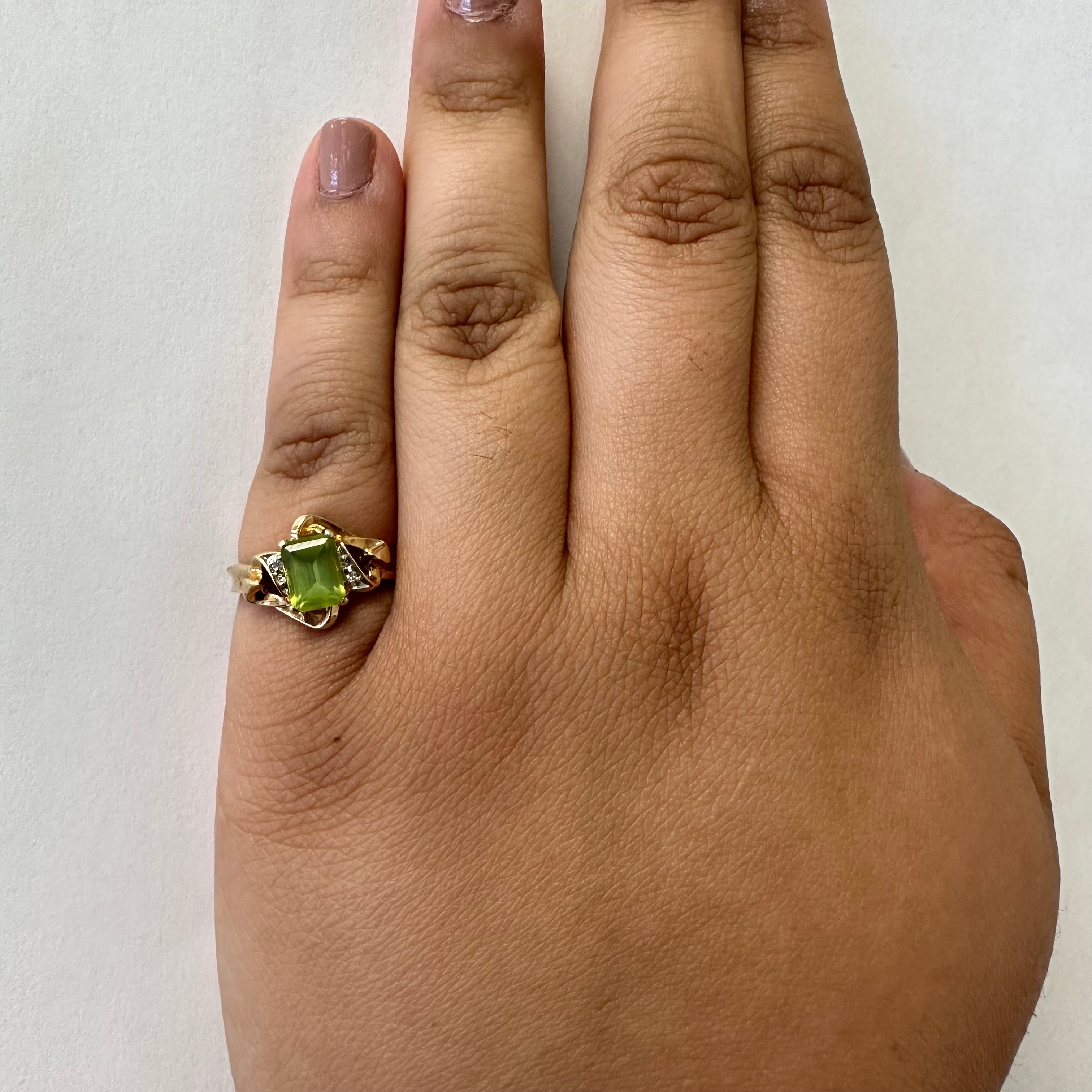Bague contournée péridot et diamant | 1,00 ct, 0,01 ct au total | Taille 6,25 | 