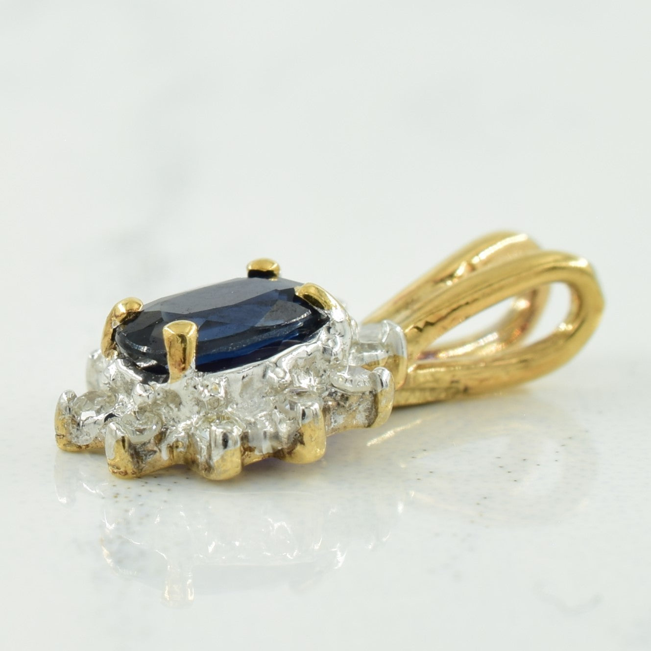 Pendentif saphir bleu et diamants | 0,26 ct, 0,05 ct au total | 