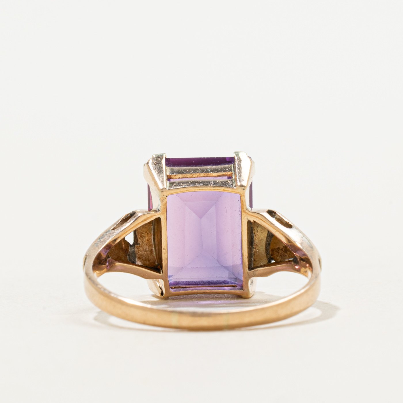 14K Ring with Synthetic Colour Changing Sapphire