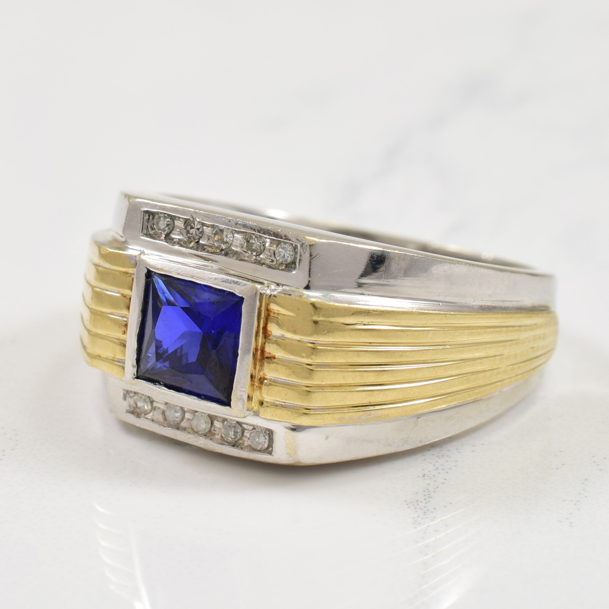 Bague en saphir bleu synthétique et diamants | 1,50 ct, 0,12 ct au total | Taille 11,25 | 