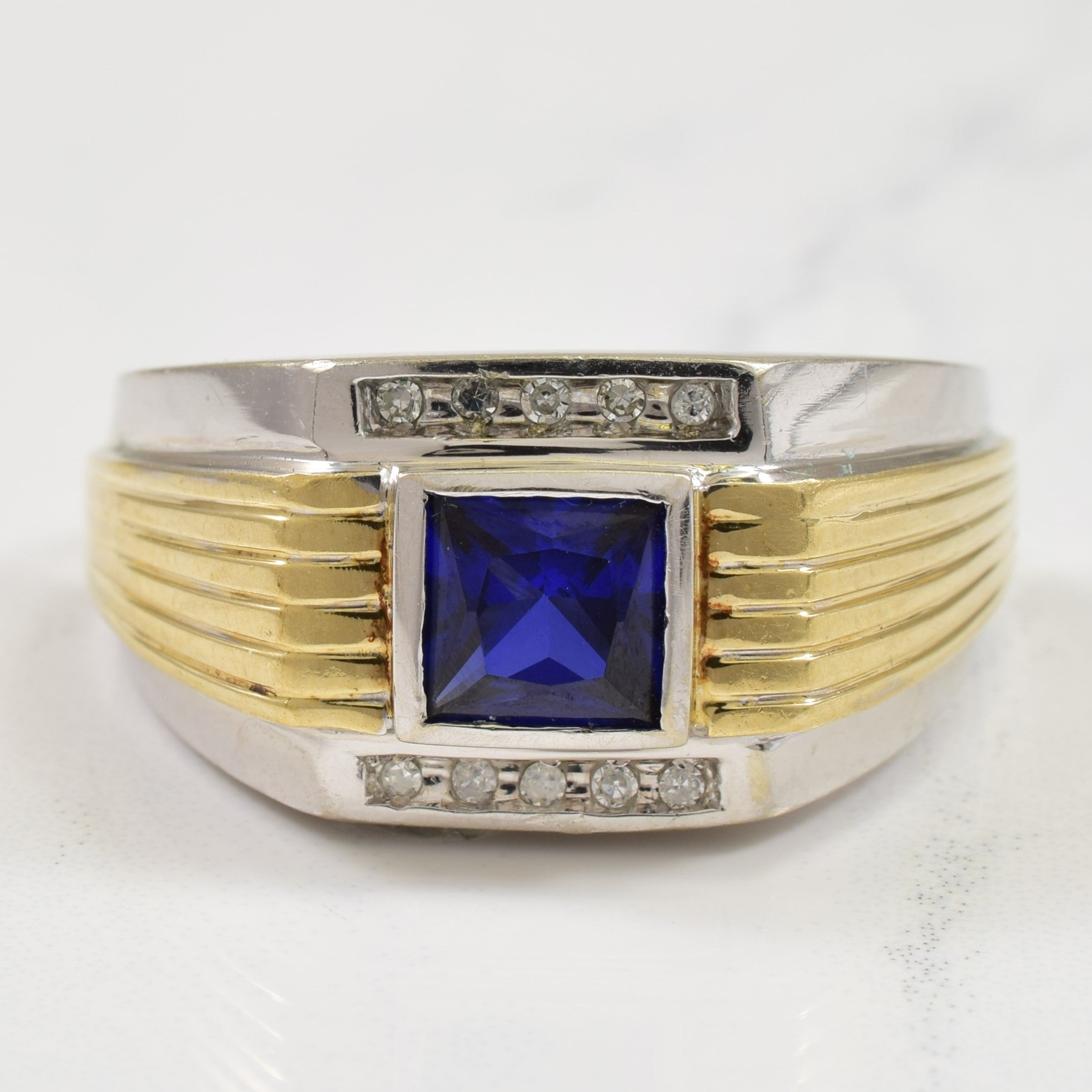 Bague en saphir bleu synthétique et diamants | 1,50 ct, 0,12 ct au total | Taille 11,25 | 