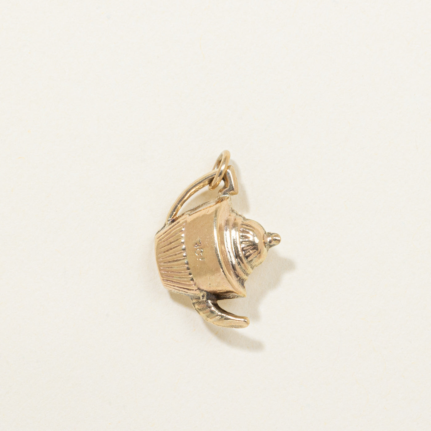 Breloque théière en or jaune 9 carats