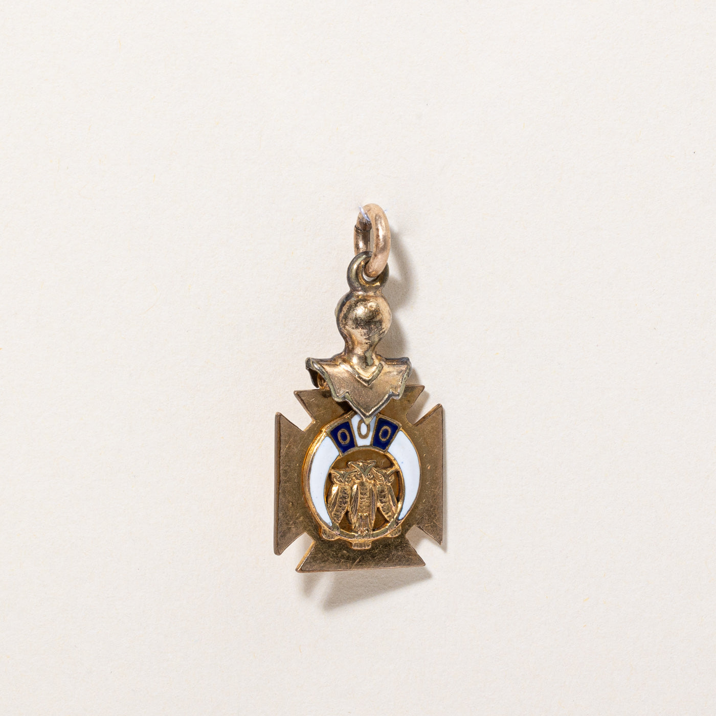 Breloque de chevalier de l'Ordre des Hiboux en or jaune 10 carats 