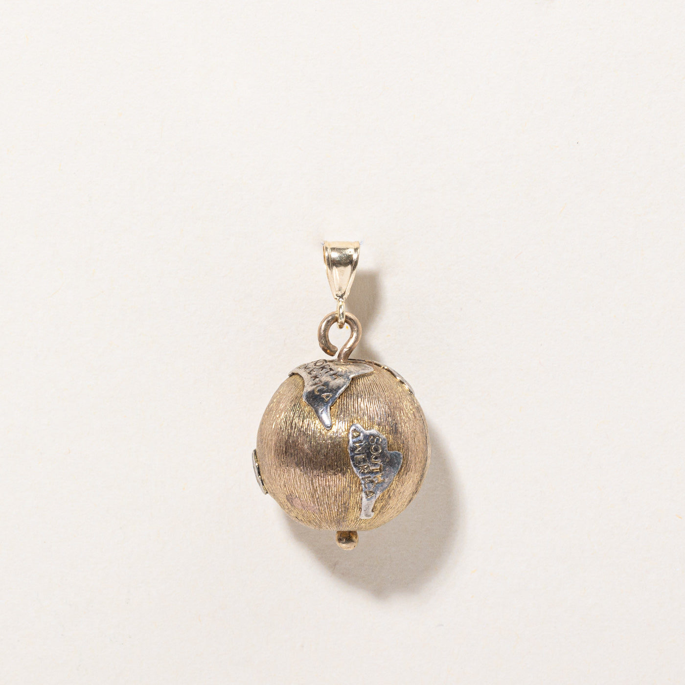 Pendentif globe tournant bicolore en or 14 carats 