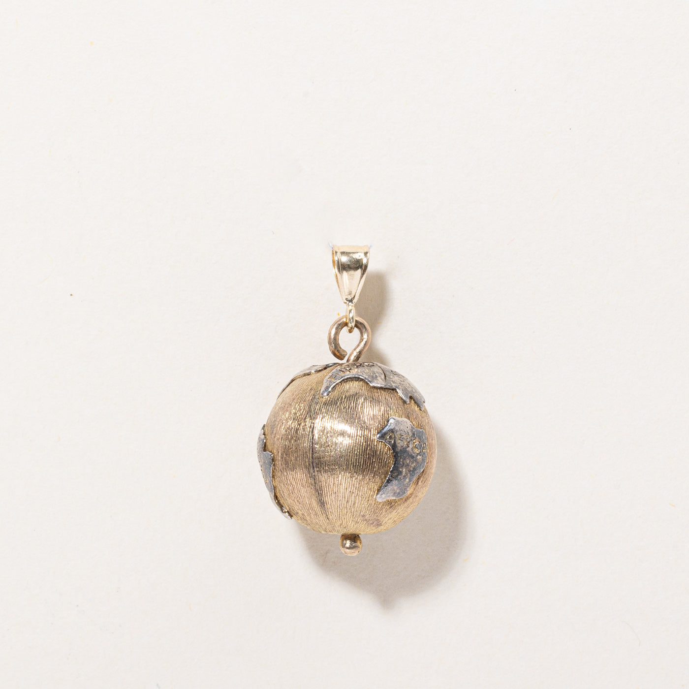 Pendentif globe tournant bicolore en or 14 carats 