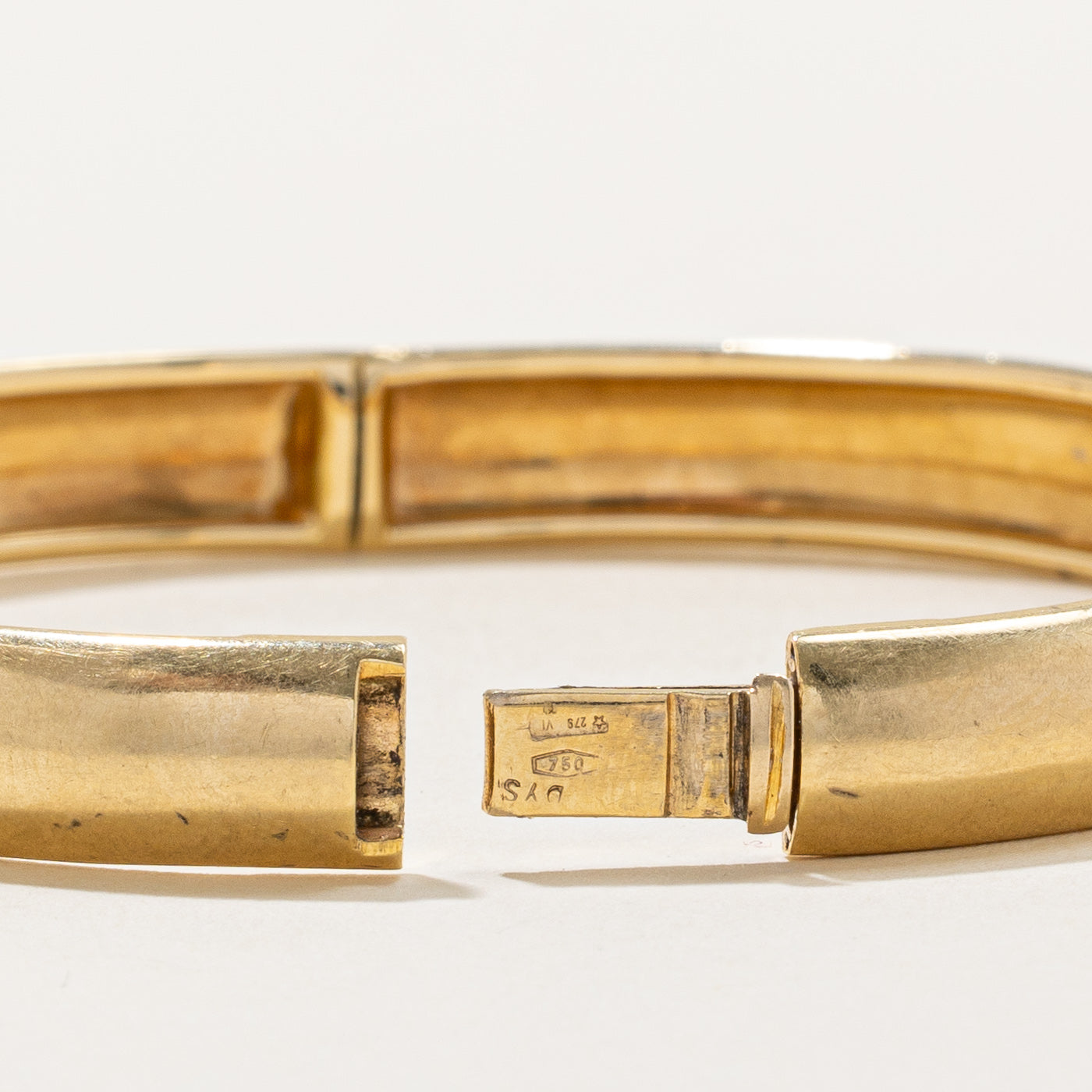 Italian 18k Yellow Gold Bangle | 7" |