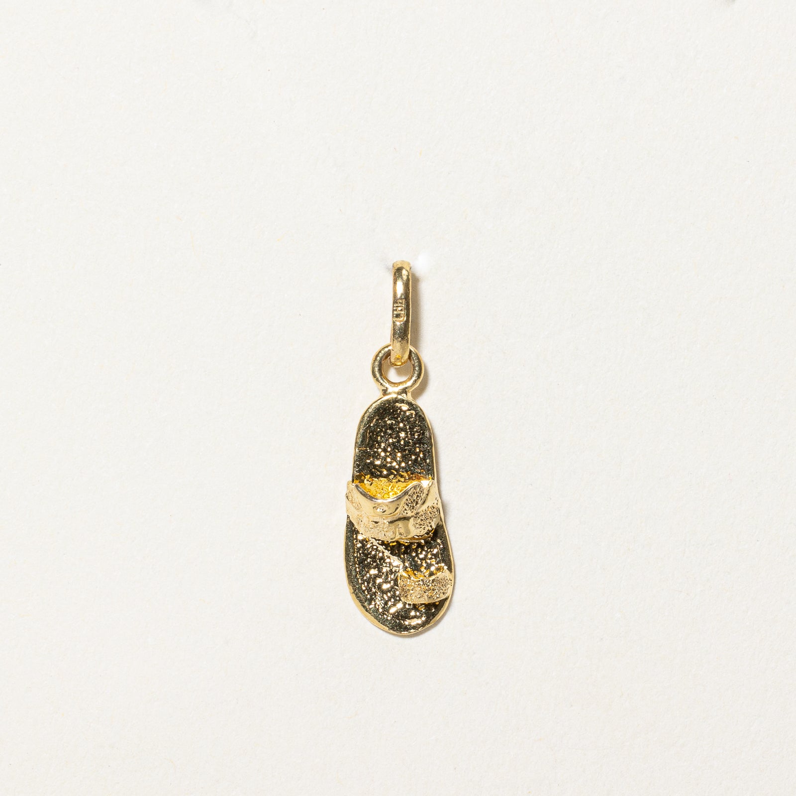 Breloque sandale en or jaune 10 carats | 
