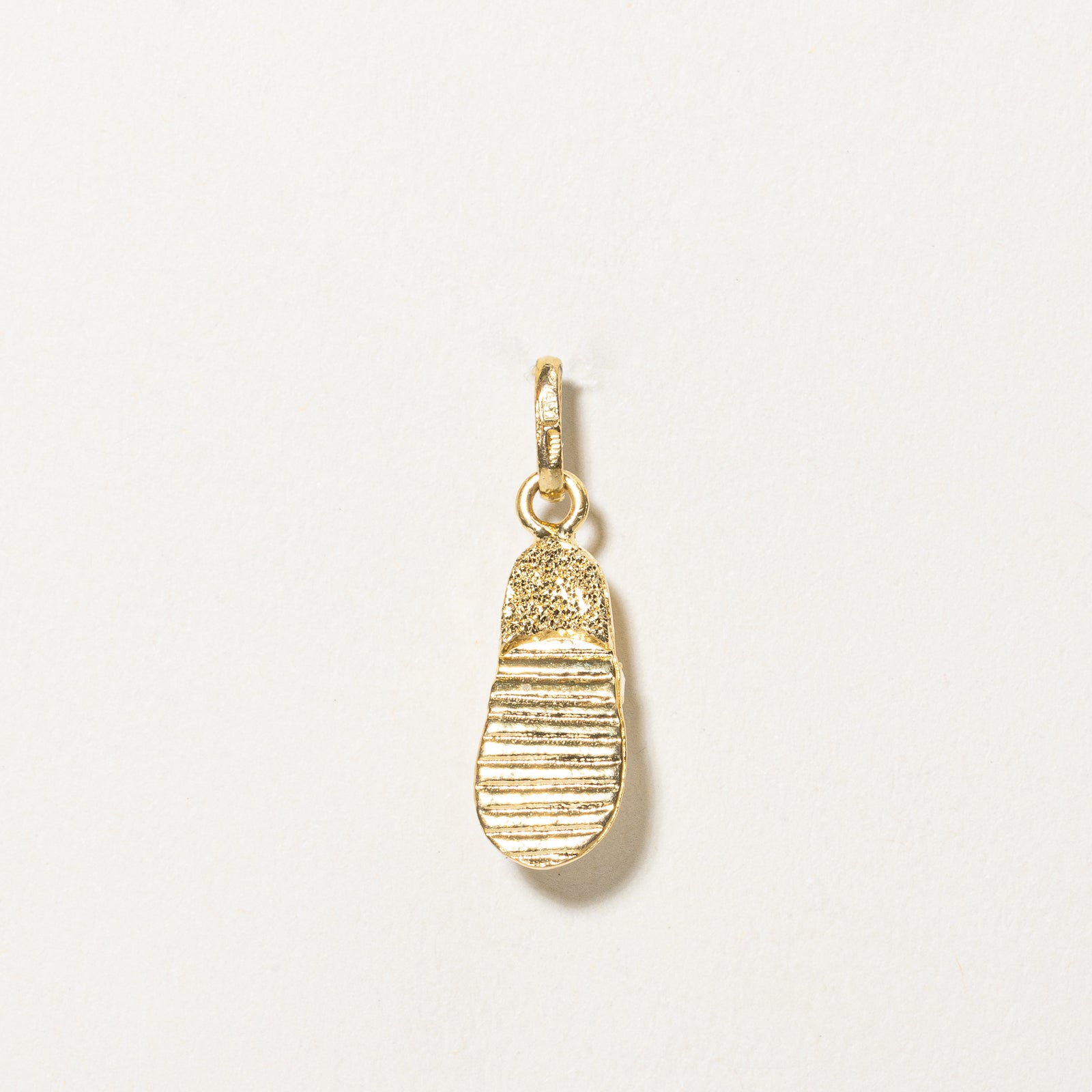 Breloque sandale en or jaune 10 carats | 