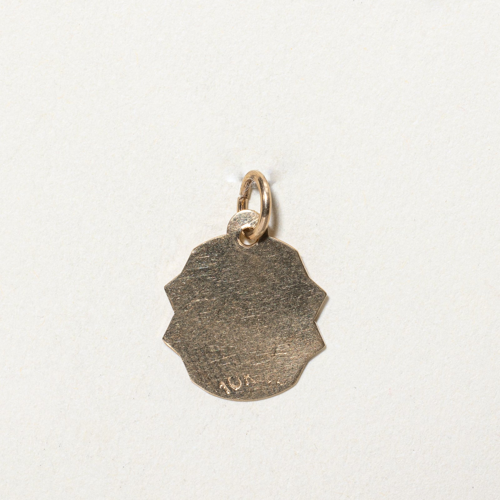 Pendentif en or jaune 10 carats affichant le signe du Cancer | 