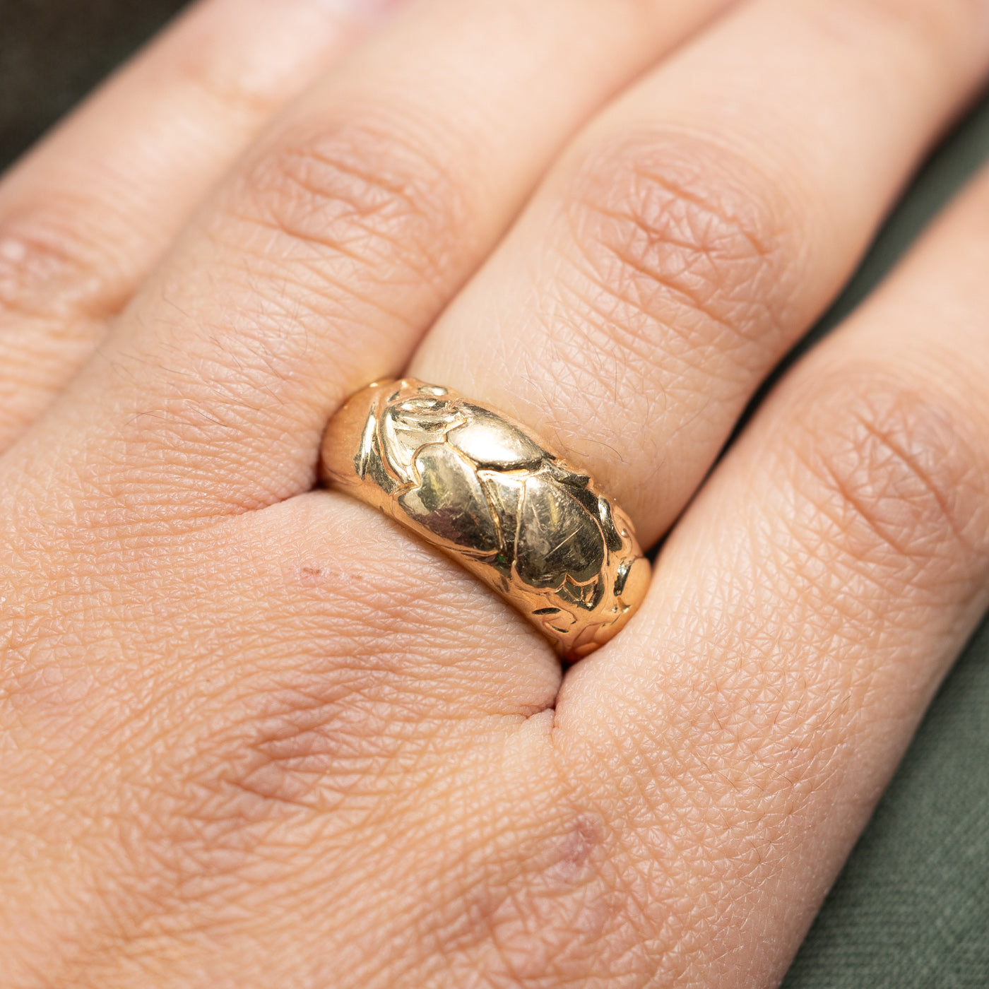 Vintage 14K Yellow Gold Leaf Embossed Band | 9.5mm | SZ 7.25