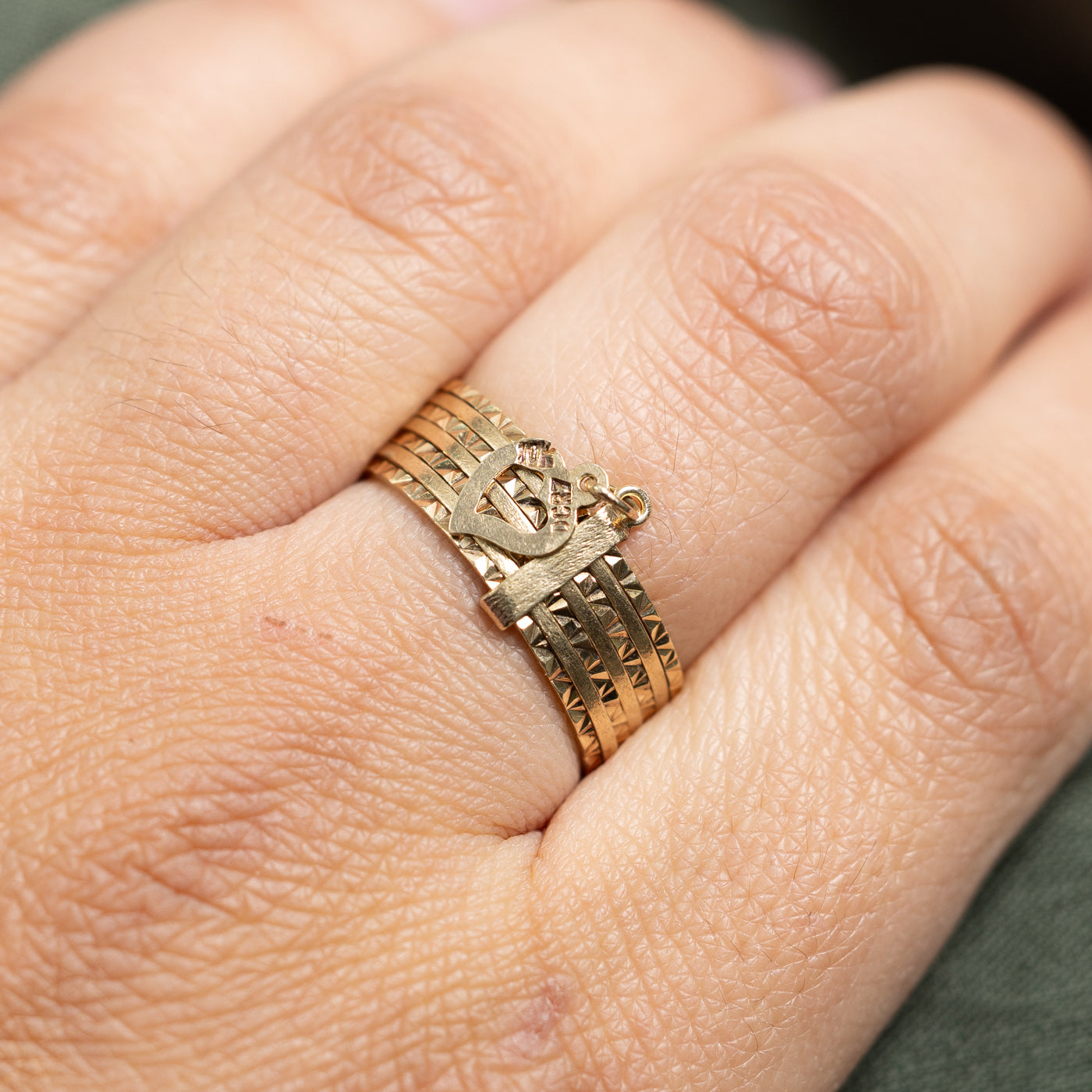 Bague vintage en or jaune 10 carats, ornée d'un cœur pendant à plusieurs anneaux et sertie de diamants | 6,6 mm | Taille 8