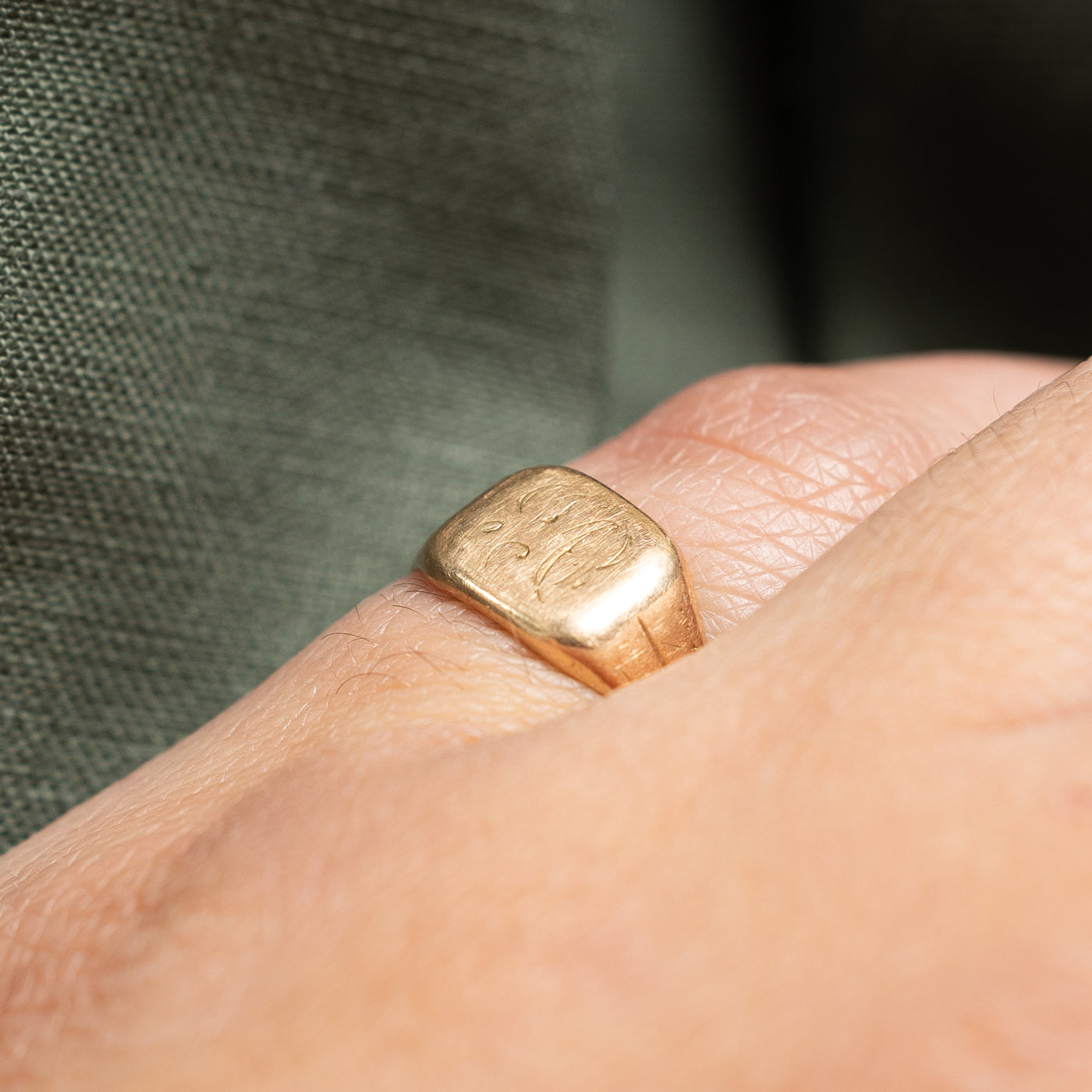Vintage 14K Yellow Gold Initial Signet Ring | SZ 4.25
