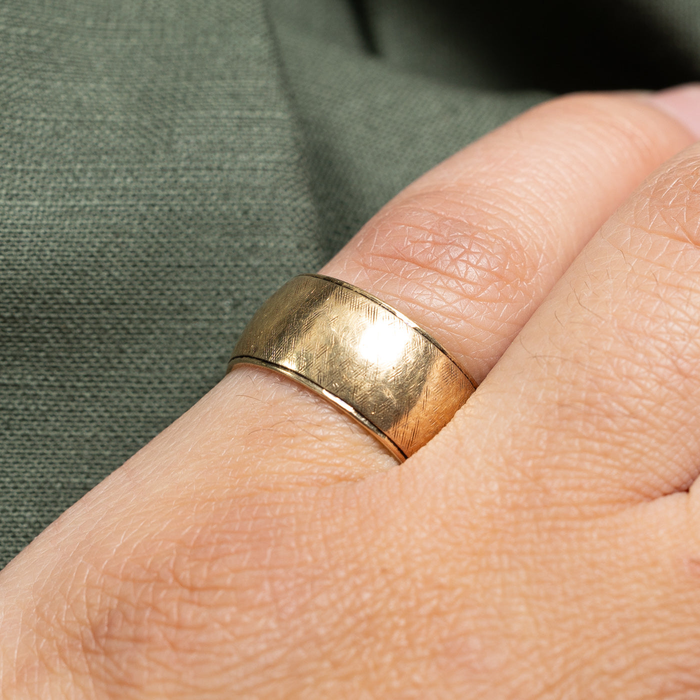 Vintage 14K Yellow Gold Textured Cigar Band | 8.6mm | SZ 5.25