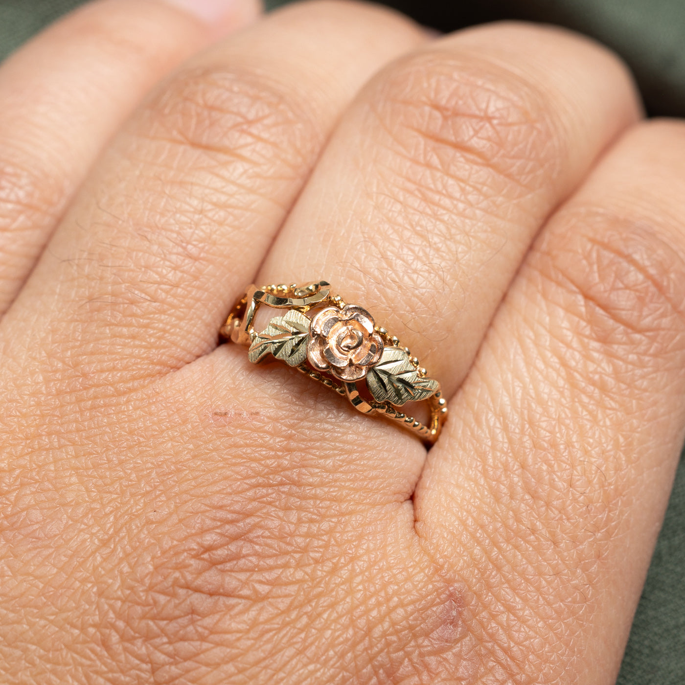 Bague vintage bicolore en or 10 carats à motif floral | Taille 7,25