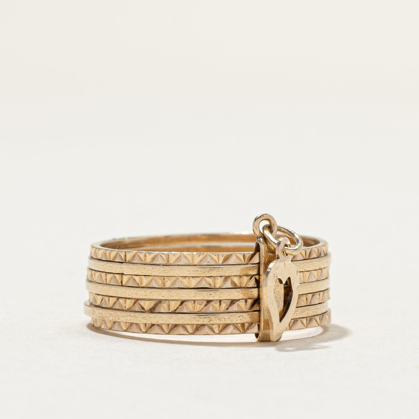 Bague vintage en or jaune 10 carats, ornée d'un cœur pendant à plusieurs anneaux et sertie de diamants | 6,6 mm | Taille 8