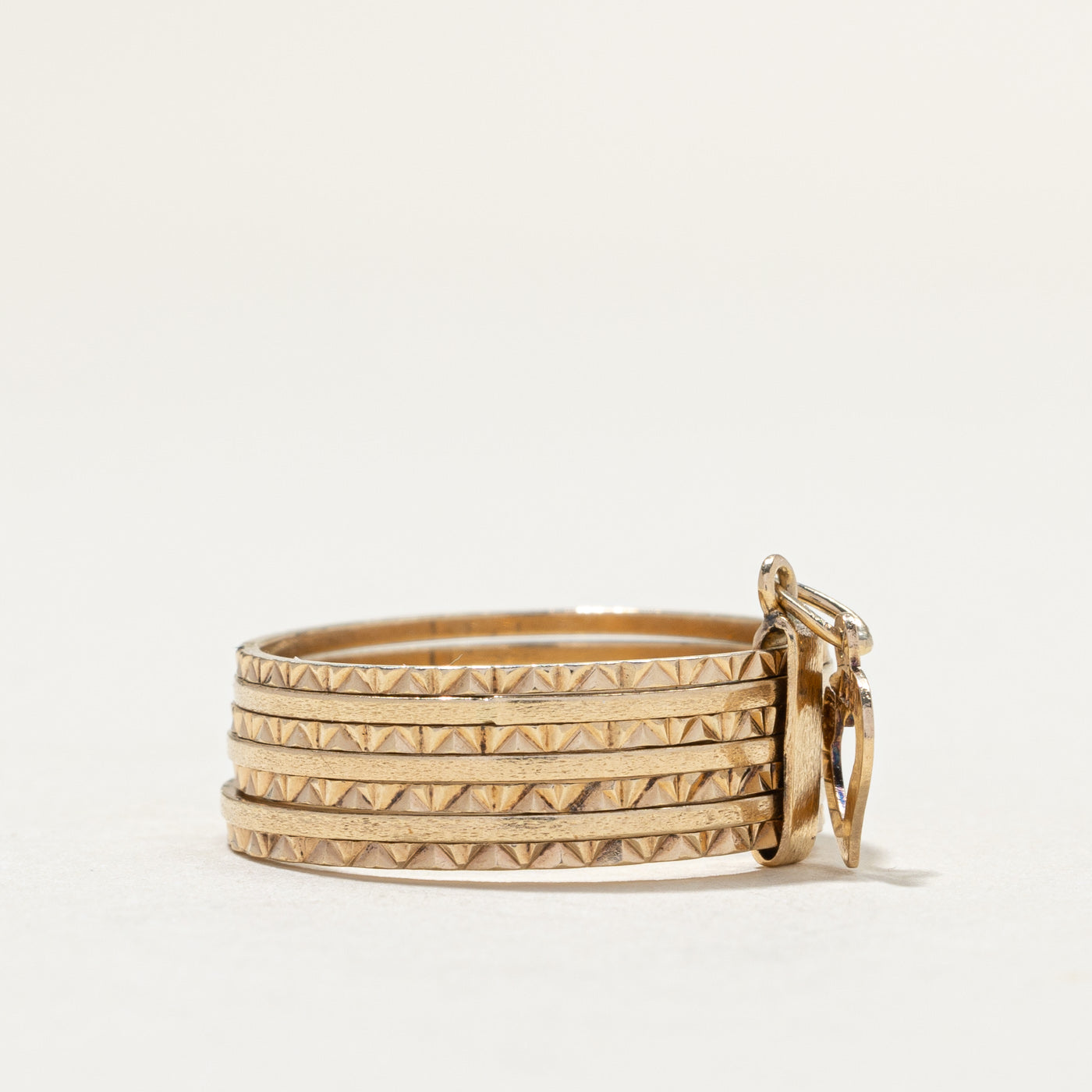 Bague vintage en or jaune 10 carats, ornée d'un cœur pendant à plusieurs anneaux et sertie de diamants | 6,6 mm | Taille 8