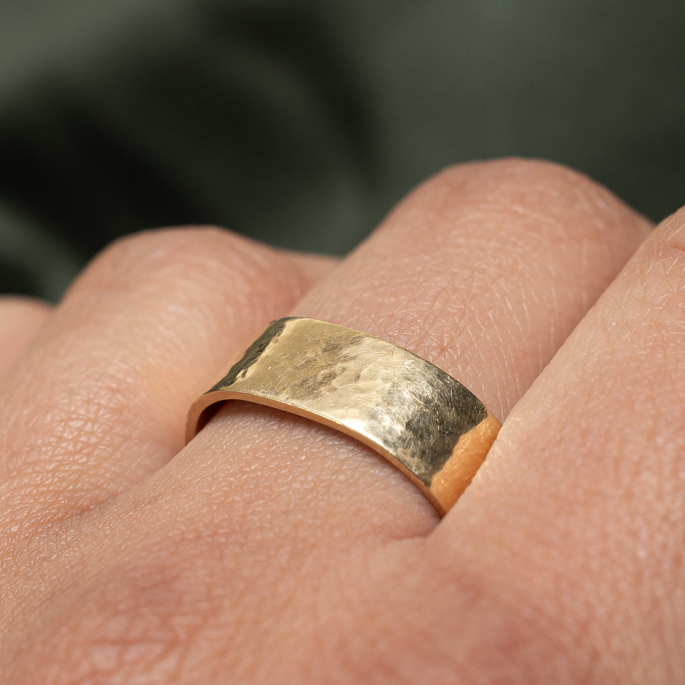 Alliance carrée souple martelée en or jaune 10 carats | 6,8 mm | Taille 10