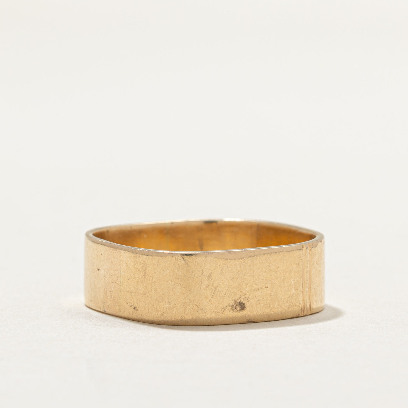 Alliance carrée souple martelée en or jaune 10 carats | 6,8 mm | Taille 10